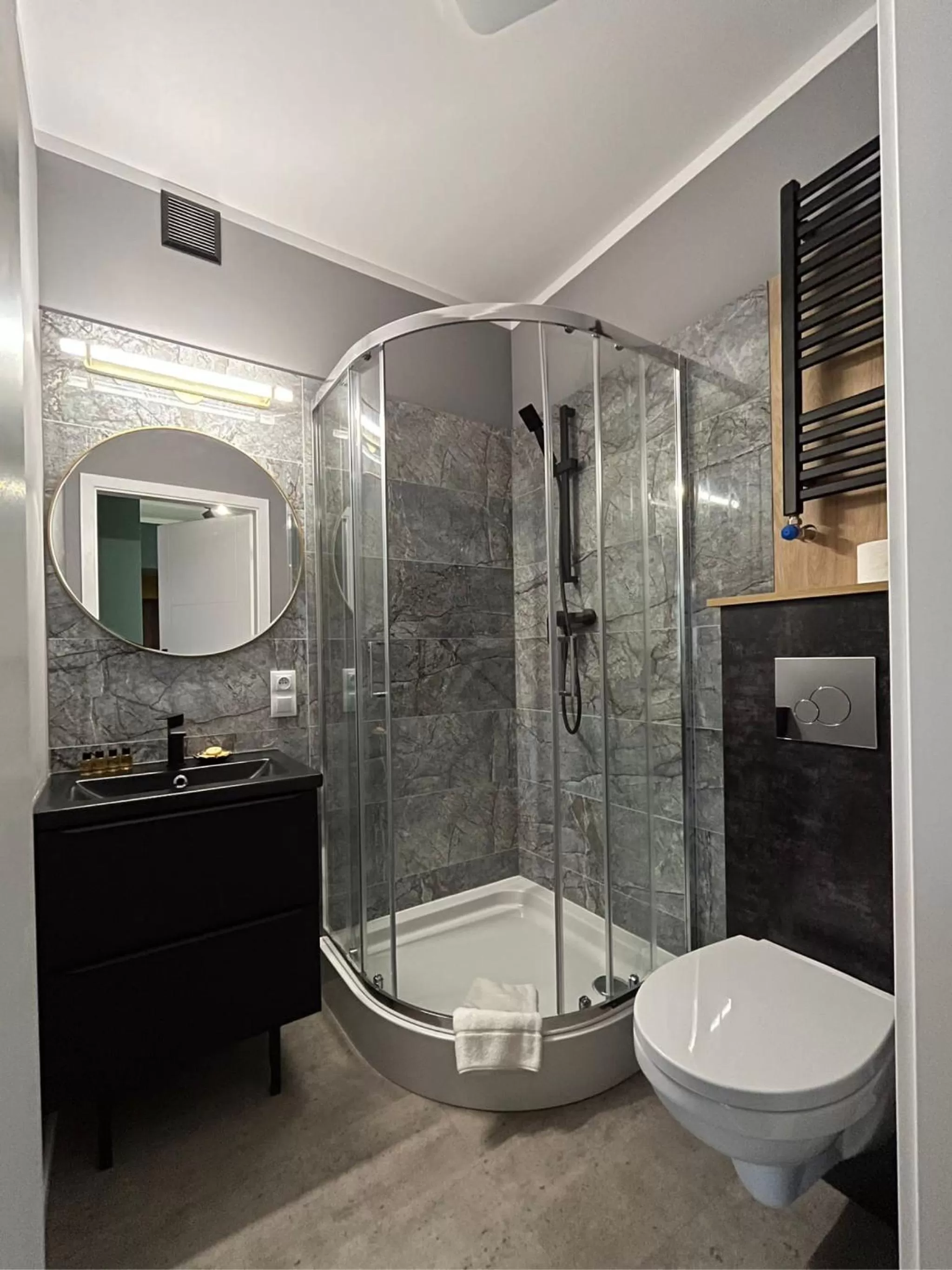 Shower in Apartamenty Piotrkowska 28 by Good Time