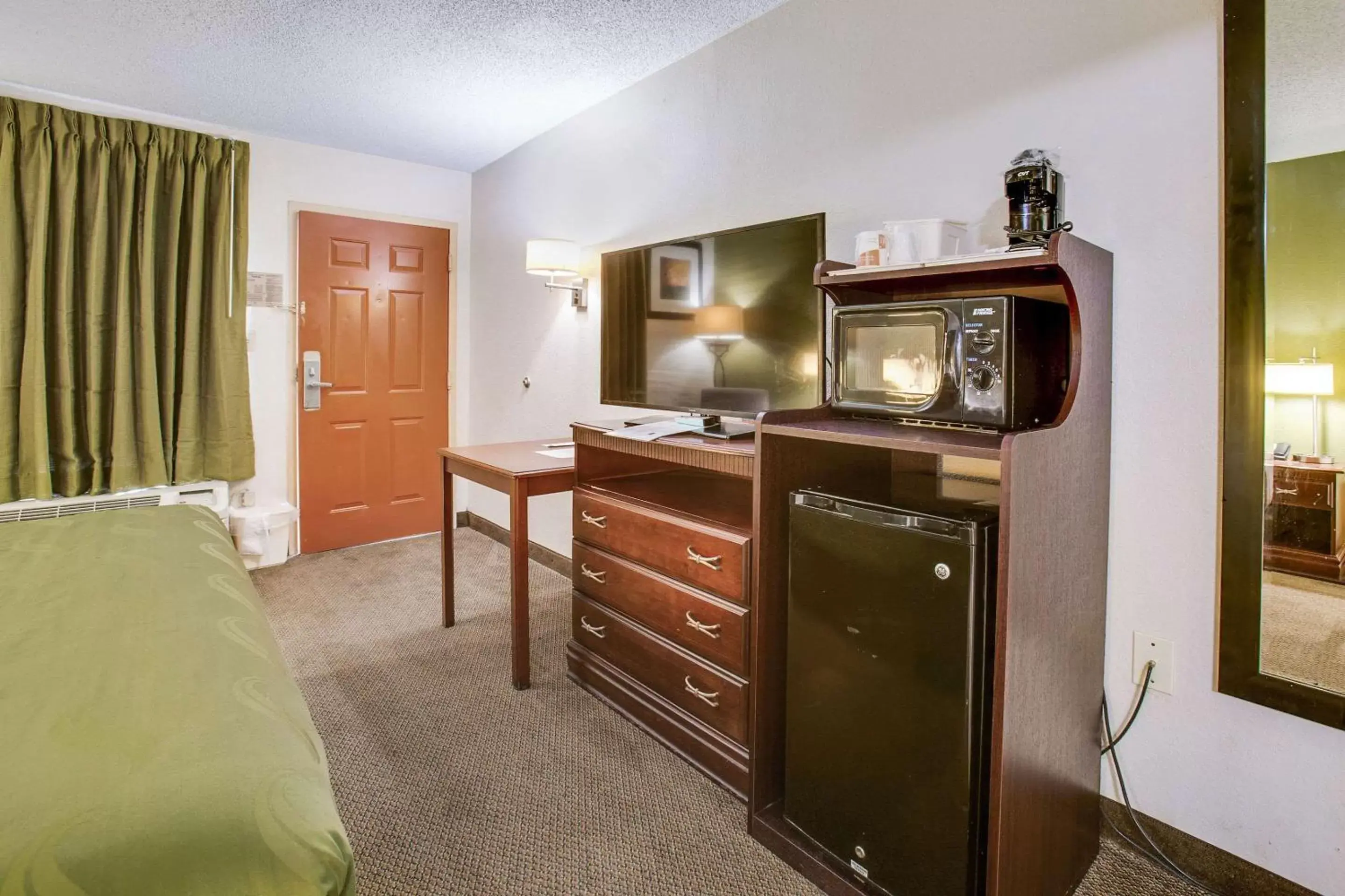 Bedroom, TV/Entertainment Center in Quality Inn Fort Campbell