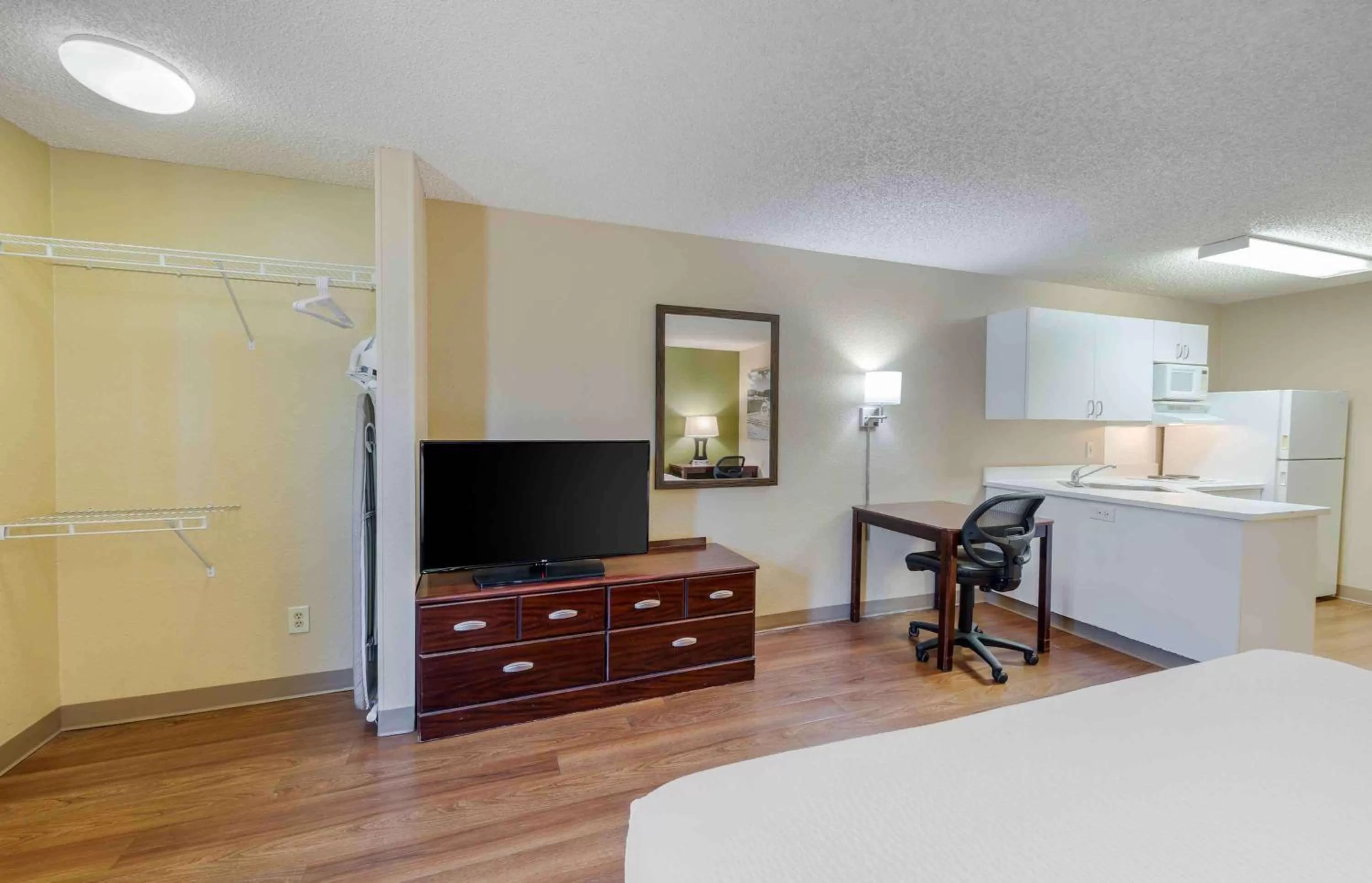 Bedroom, Bed in Extended Stay America Suites - Los Angeles - Arcadia