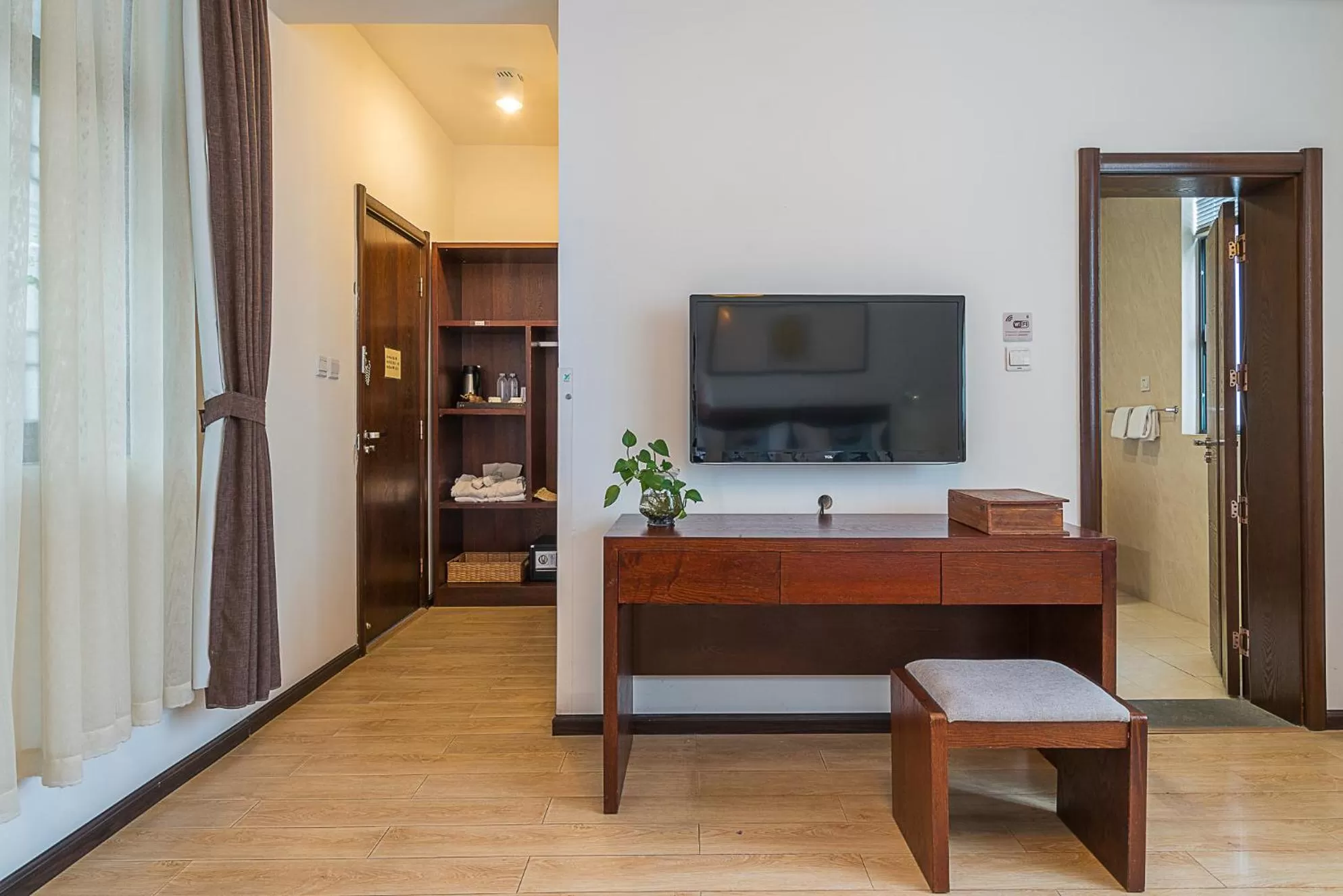 TV and multimedia in Dali Yanyuan Mountain Retreat