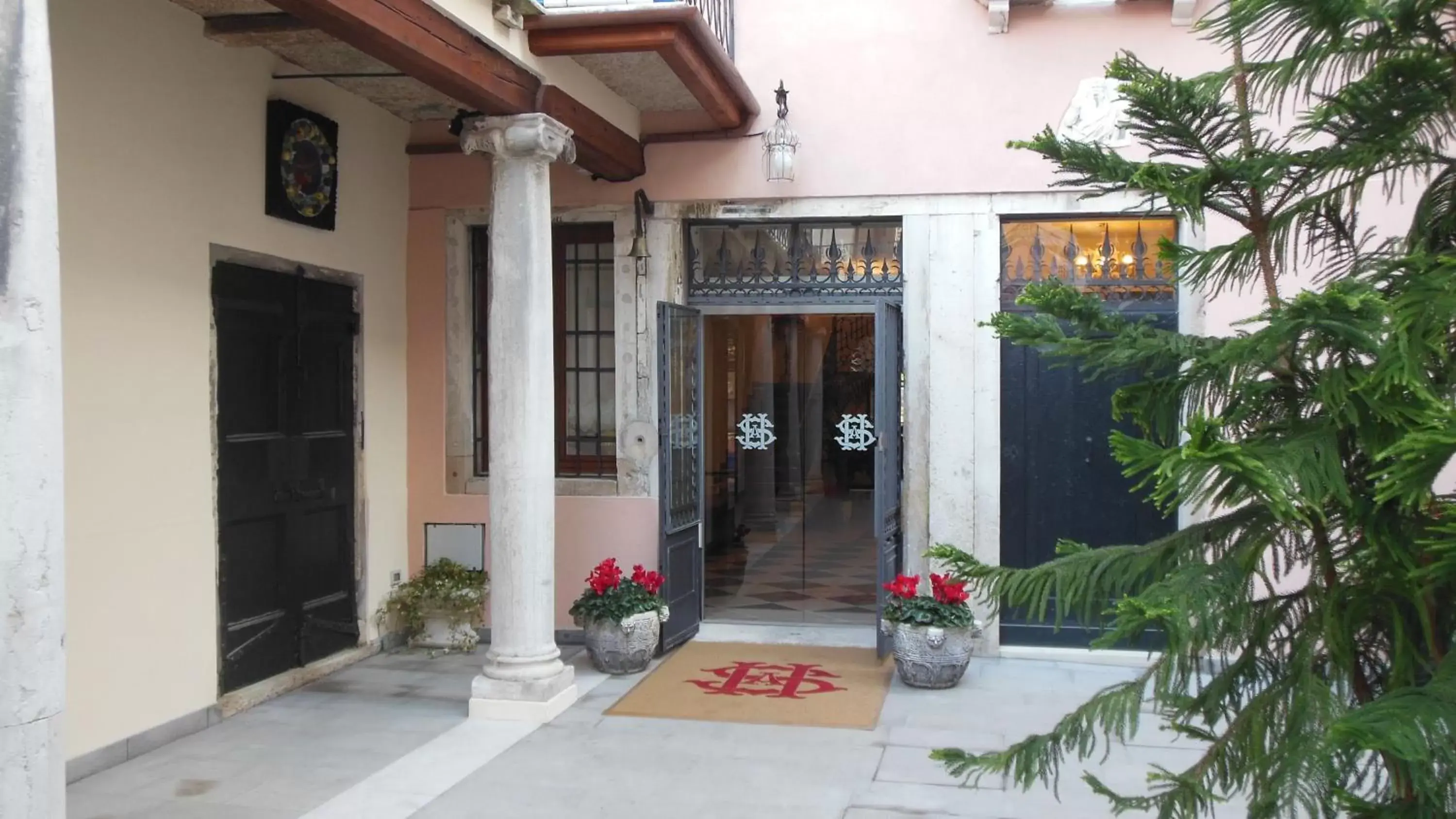 Facade/entrance in Hotel Sant'Antonin