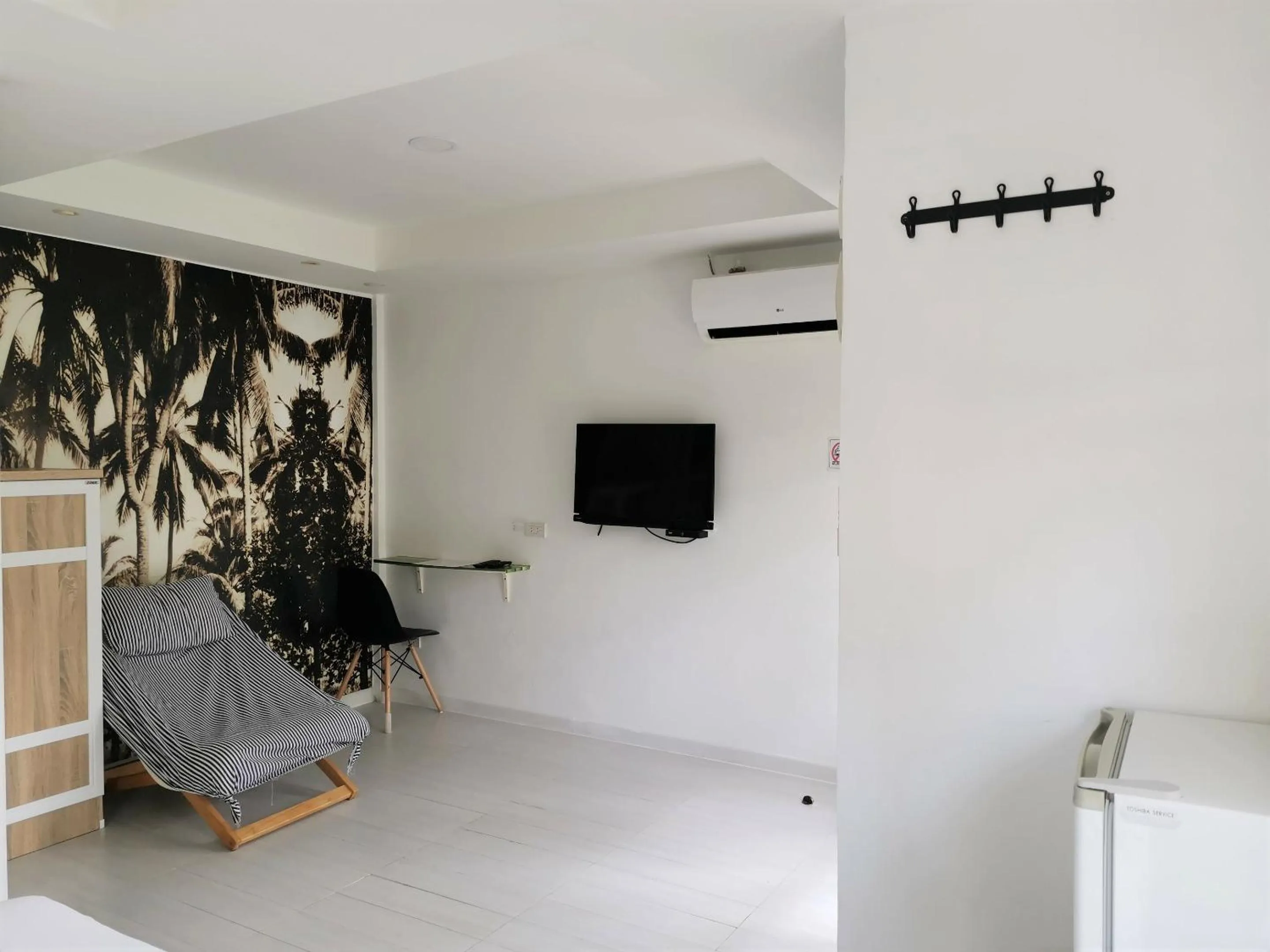 Bedroom in 1715 House - White Rhino