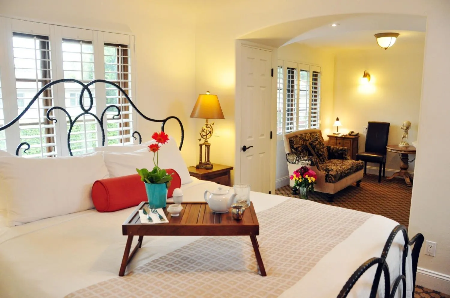 Seating area, Bed in The Eagle Inn