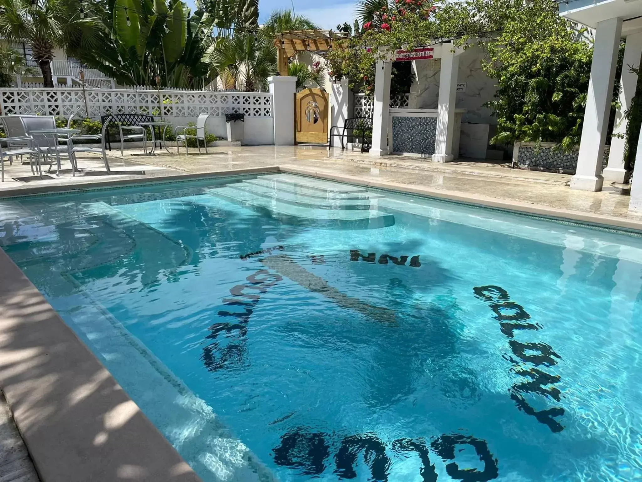 Swimming Pool in Colony Club Inn & Suites