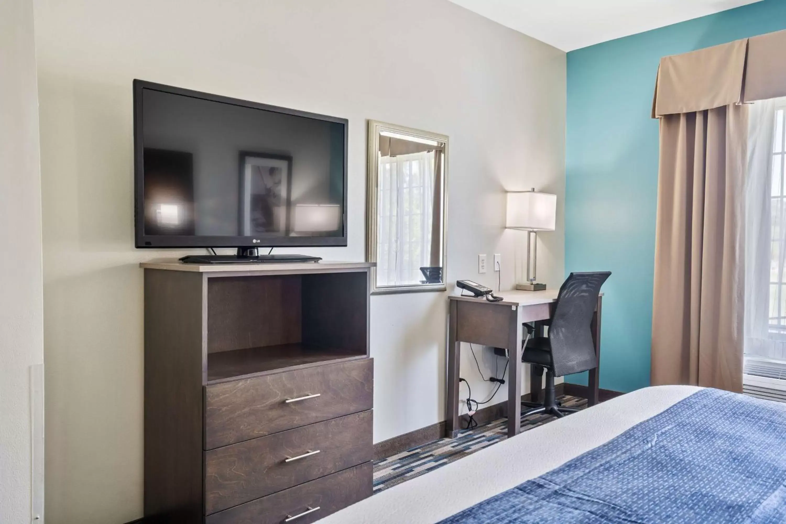 Bedroom, TV/Entertainment Center in Blue Water Inn & Suites BW Signature Collection