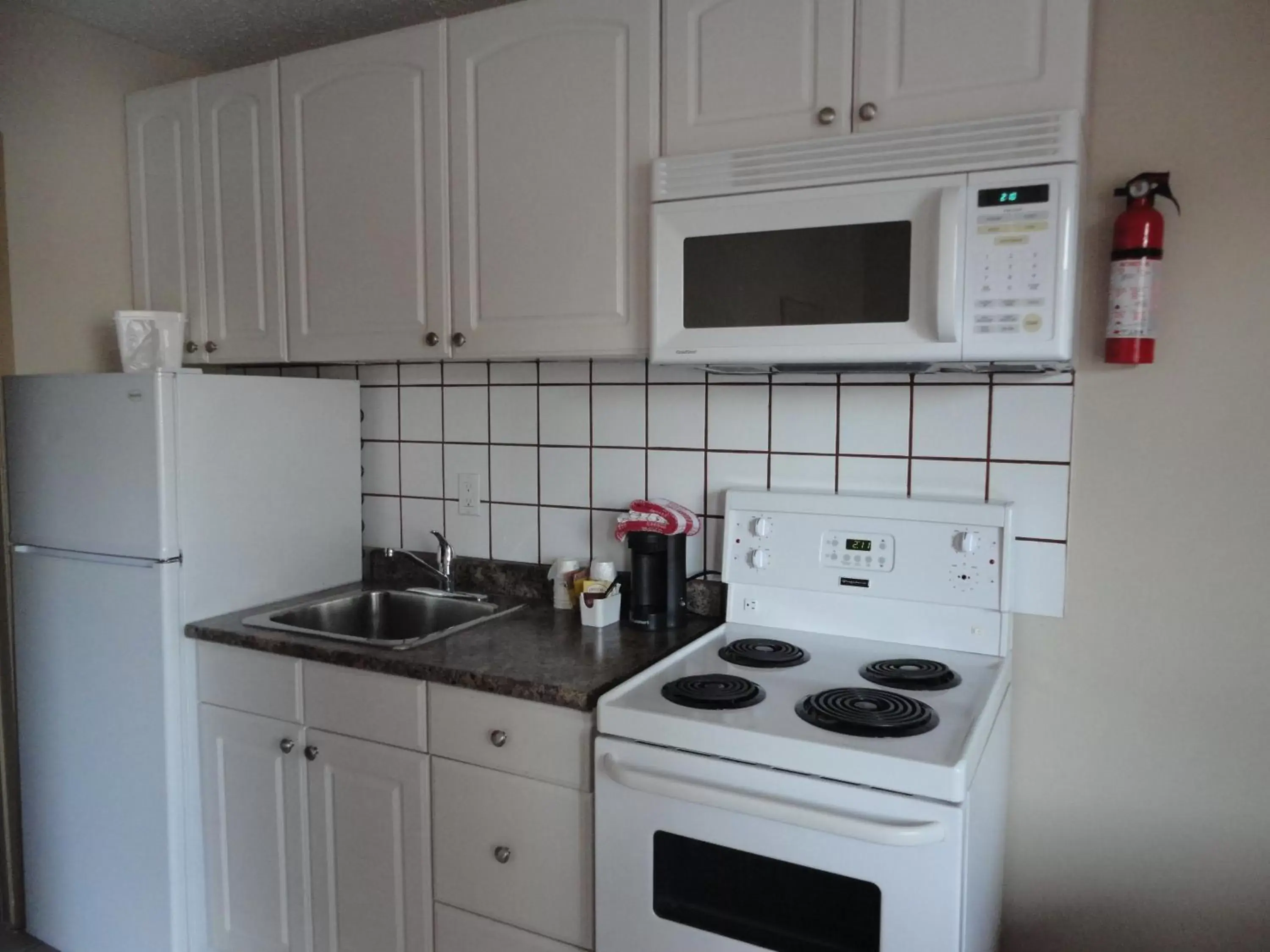 Kitchen or kitchenette, Kitchen/Kitchenette in Canadas Best Value Inn & Suites-Vernon