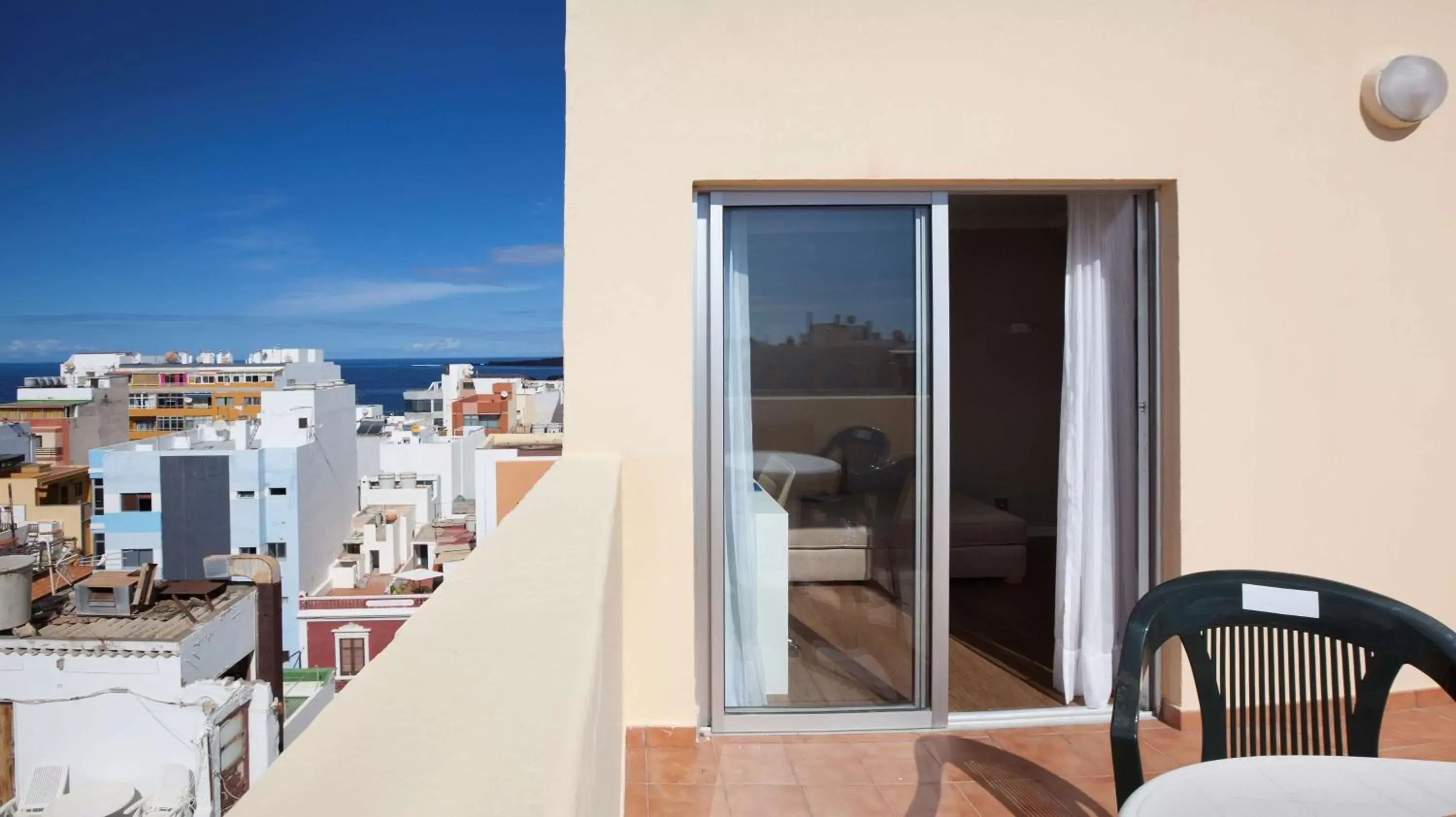 Photo of the whole room, Balcony/Terrace in NH Las Palmas Playa las Canteras