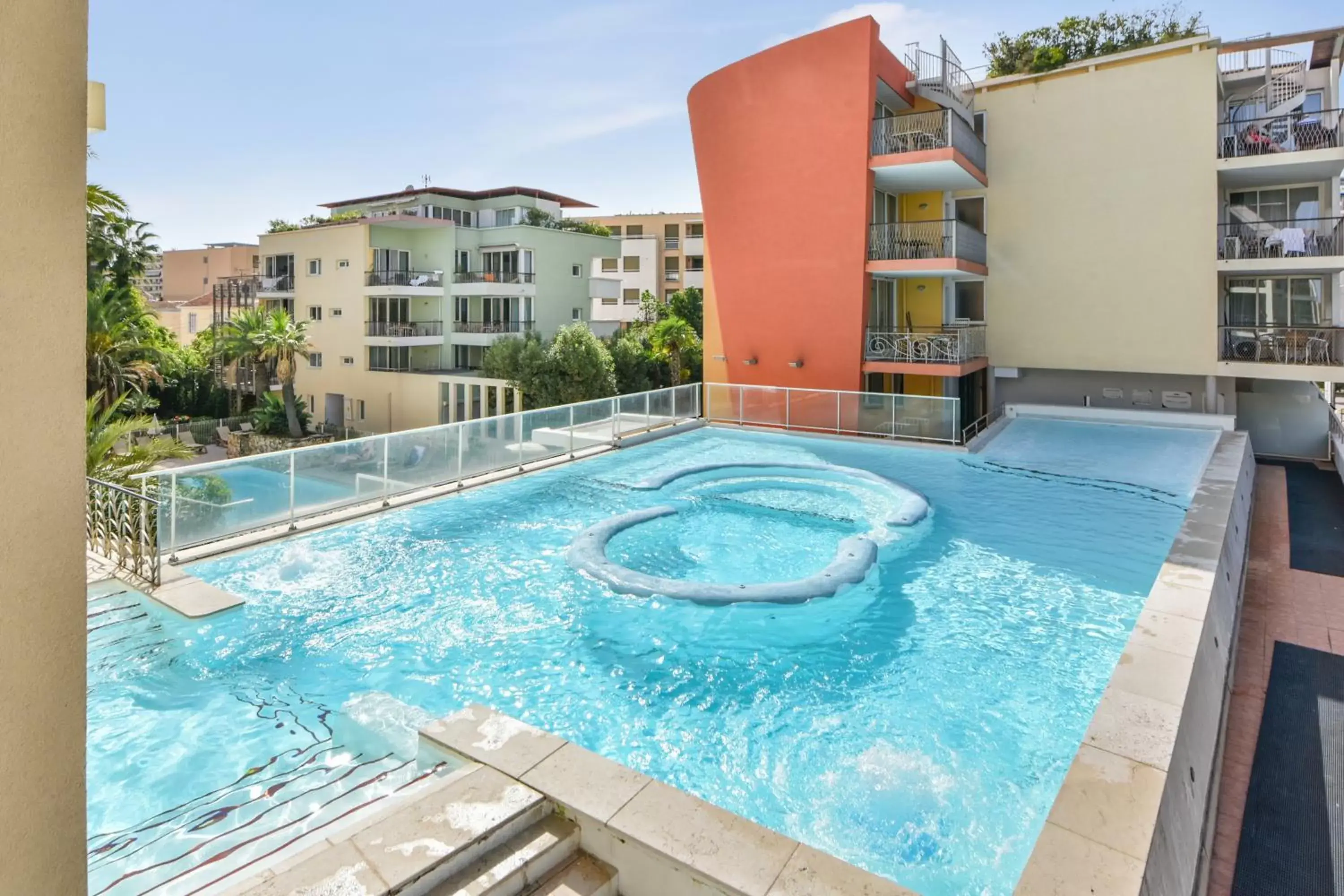 Property building, Swimming Pool in Résidence Pierre & Vacances Premium Port Prestige