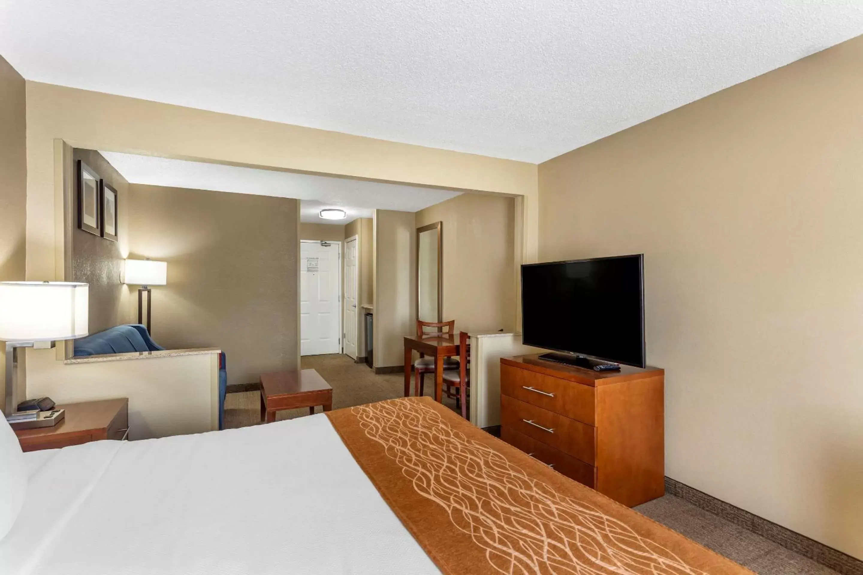 Photo of the whole room, TV/Entertainment Center in Comfort Inn Gurnee near Six Flags