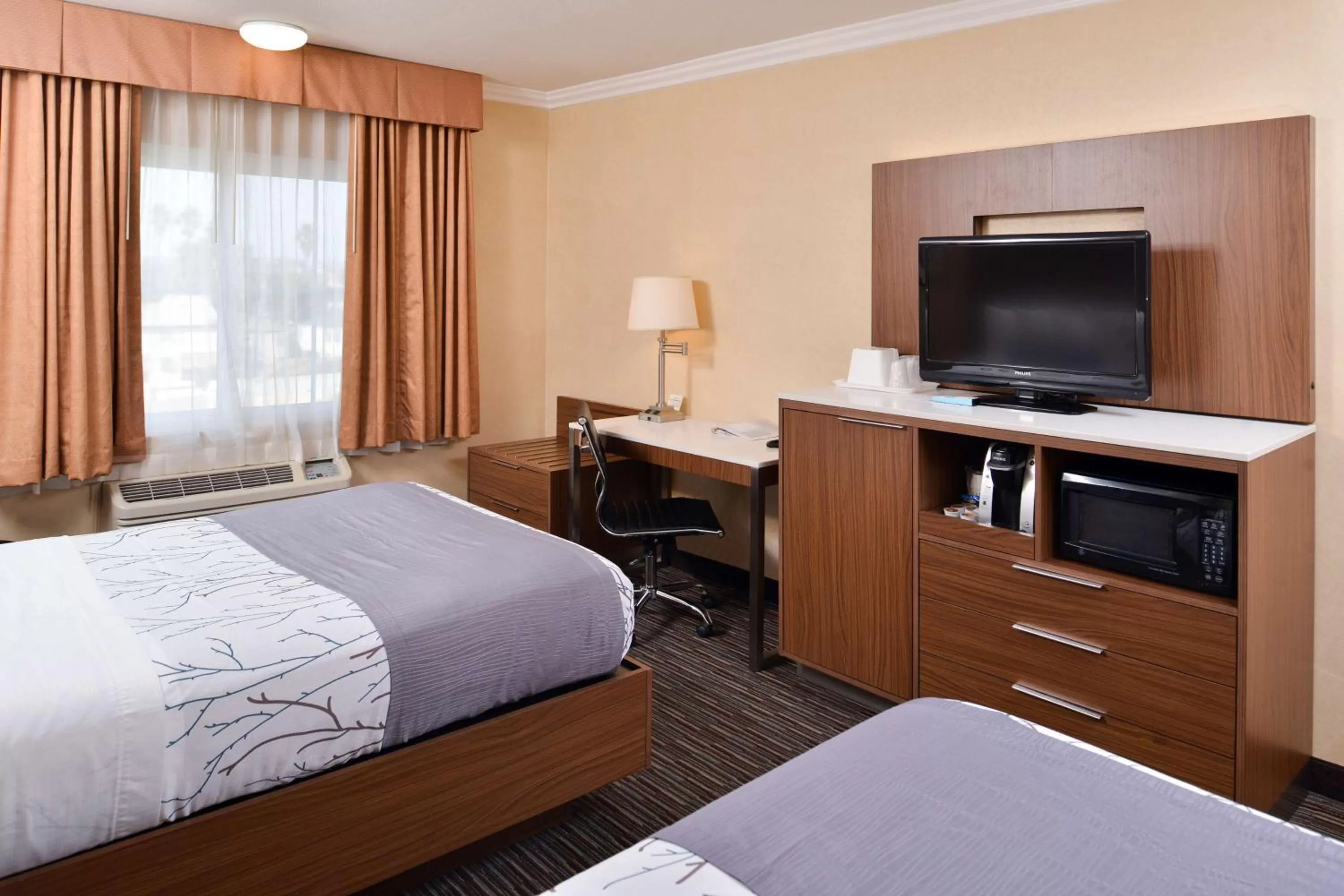 Photo of the whole room, Bed in Best Western Airpark Hotel - Los Angeles LAX Airport