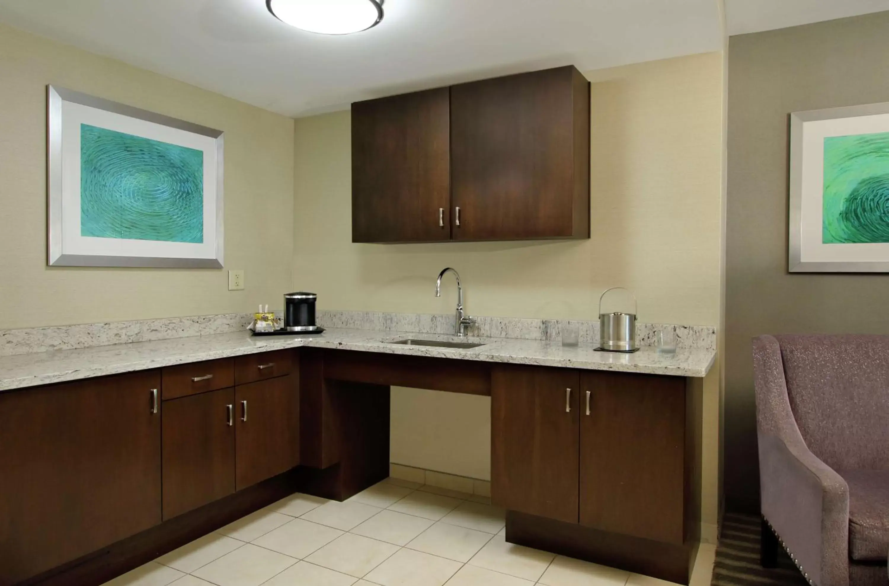 Kitchen or kitchenette, Bathroom in Doubletree by Hilton Newark