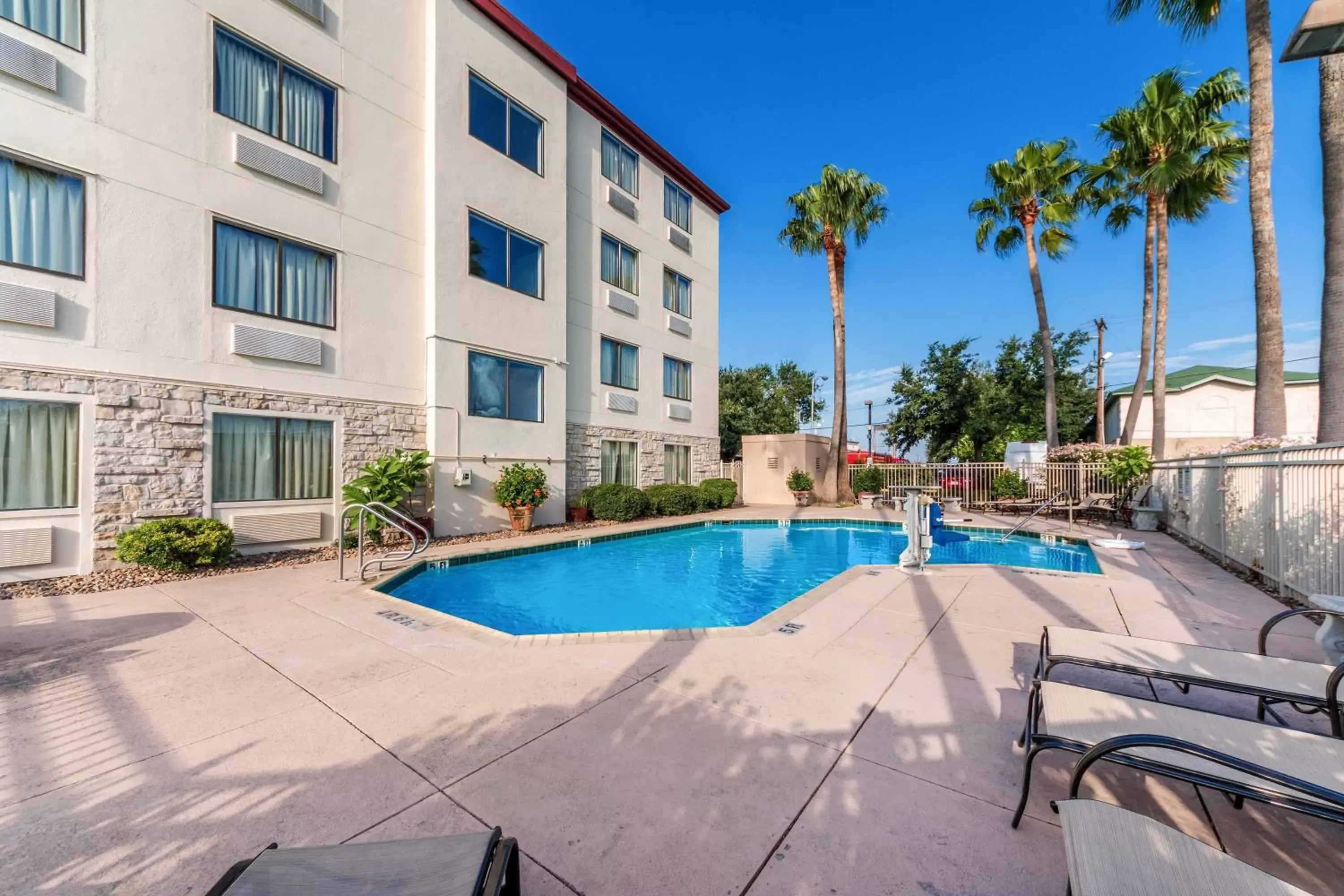 Swimming Pool in Red Roof Inn Laredo