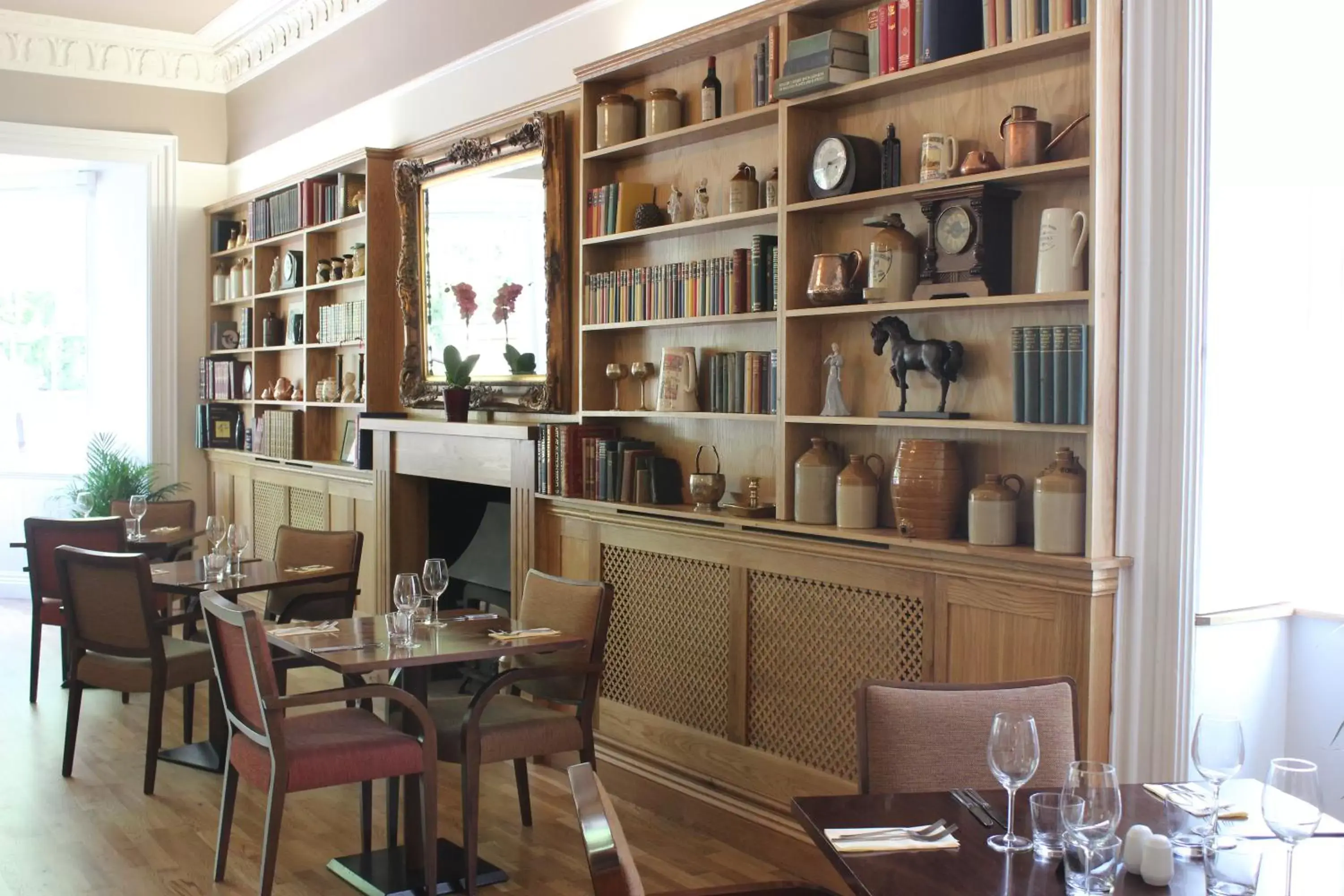 Lounge or bar, Library in The Frocester