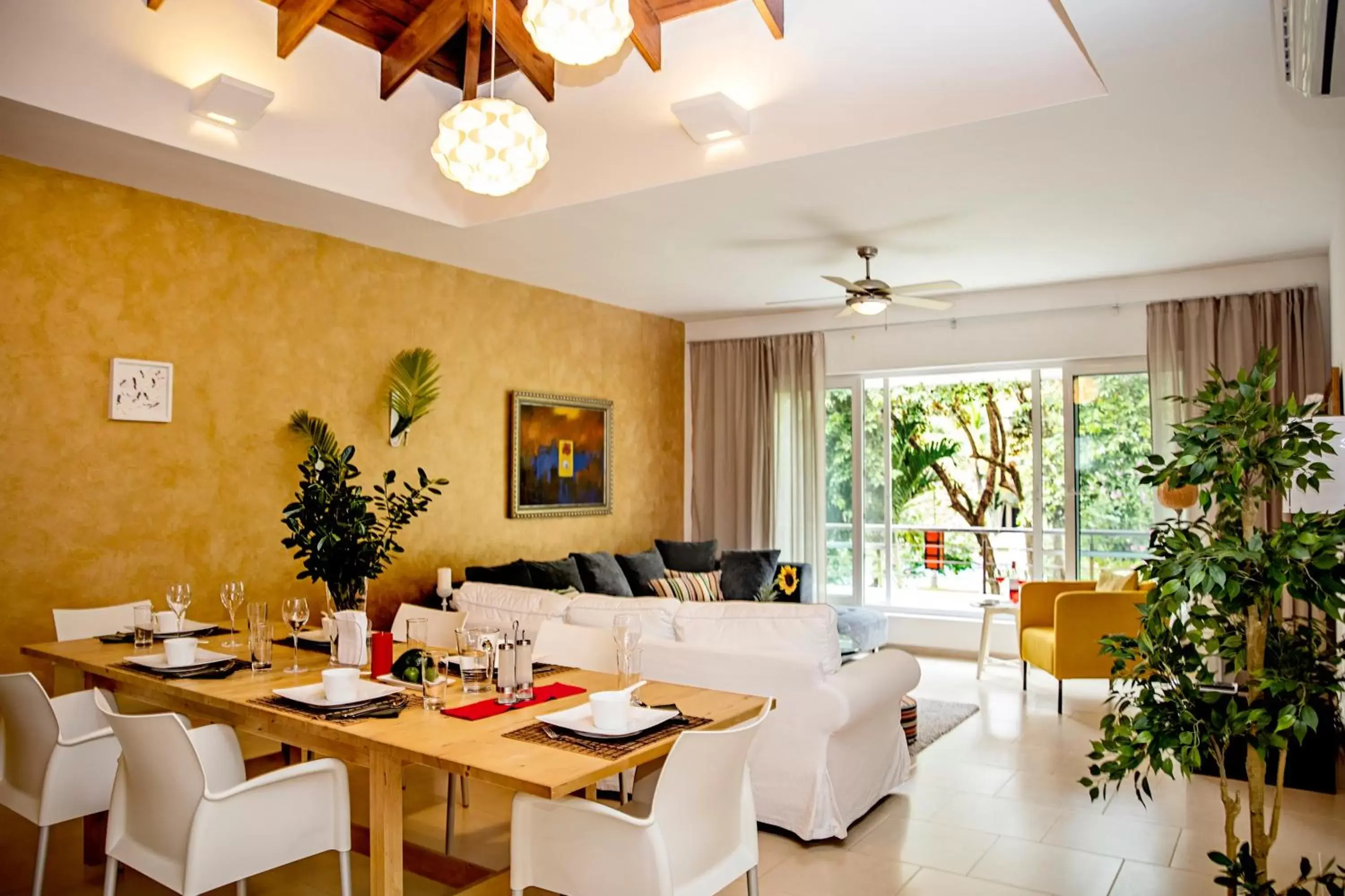 Living room, Restaurant/Places to Eat in Instyle Residences at Infiniti Blu