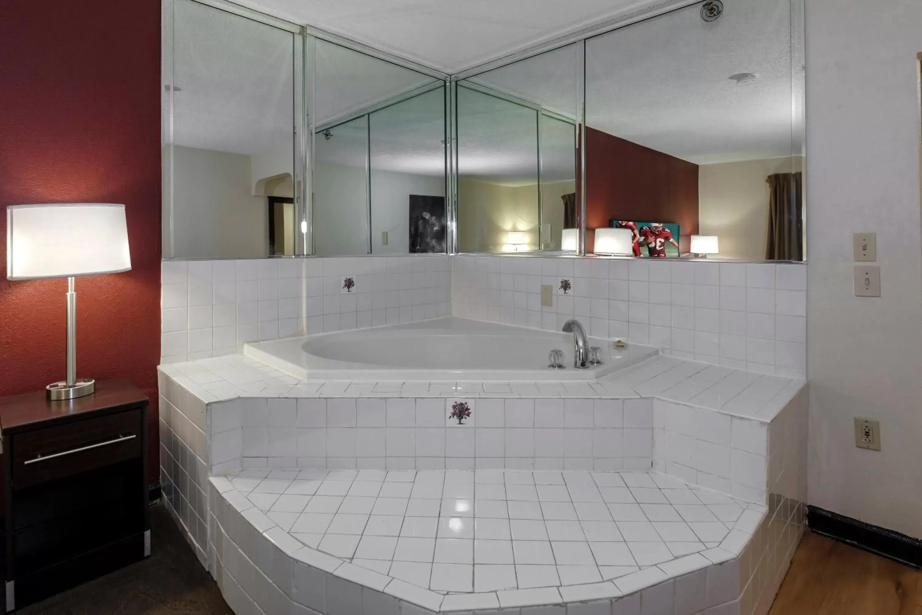 Spa and wellness centre/facilities, Bathroom in Red Roof Inn PLUS+ & Suites Opelika