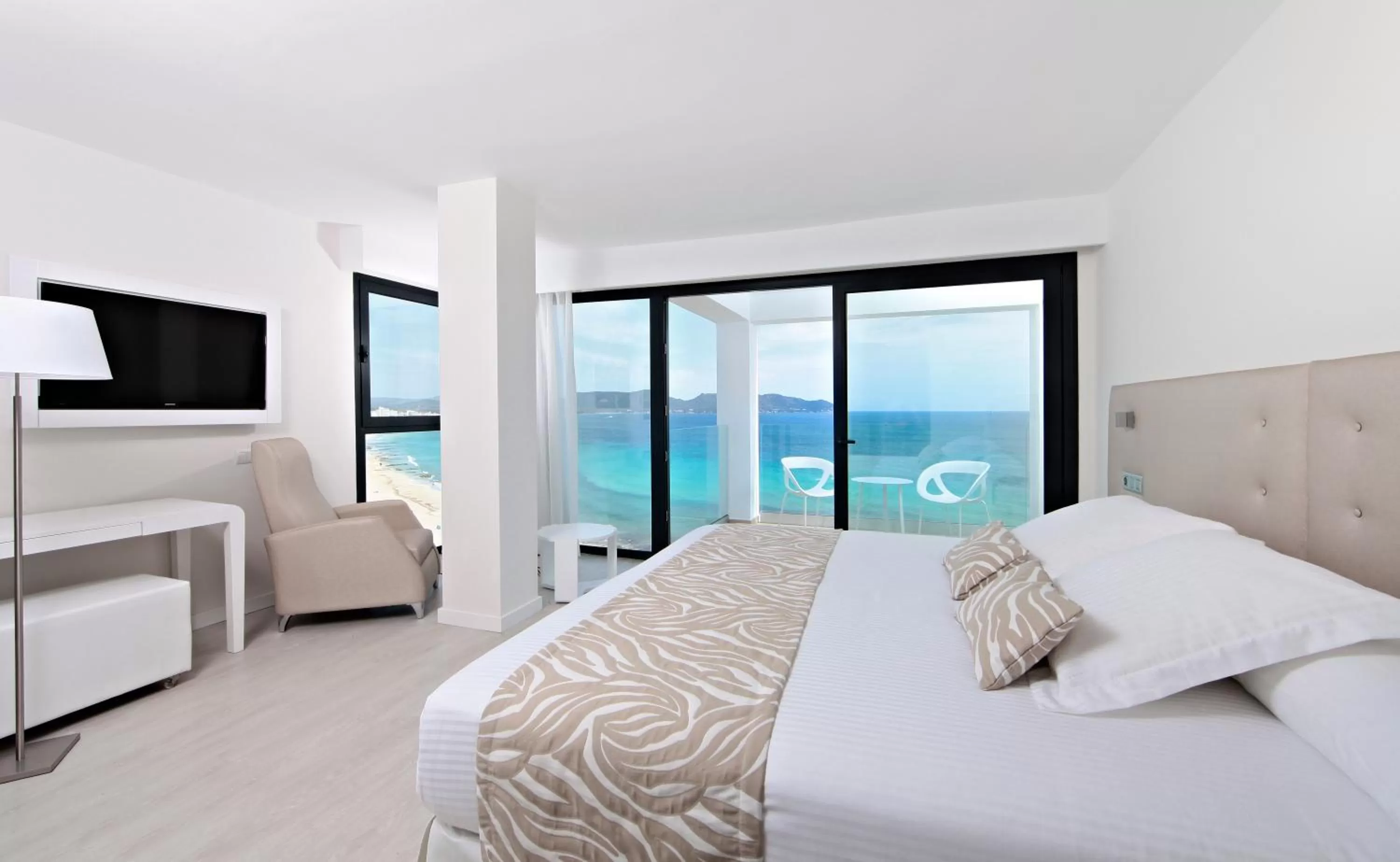 Bedroom, Bed in Iberostar Waves Cala Millor - Adults Only