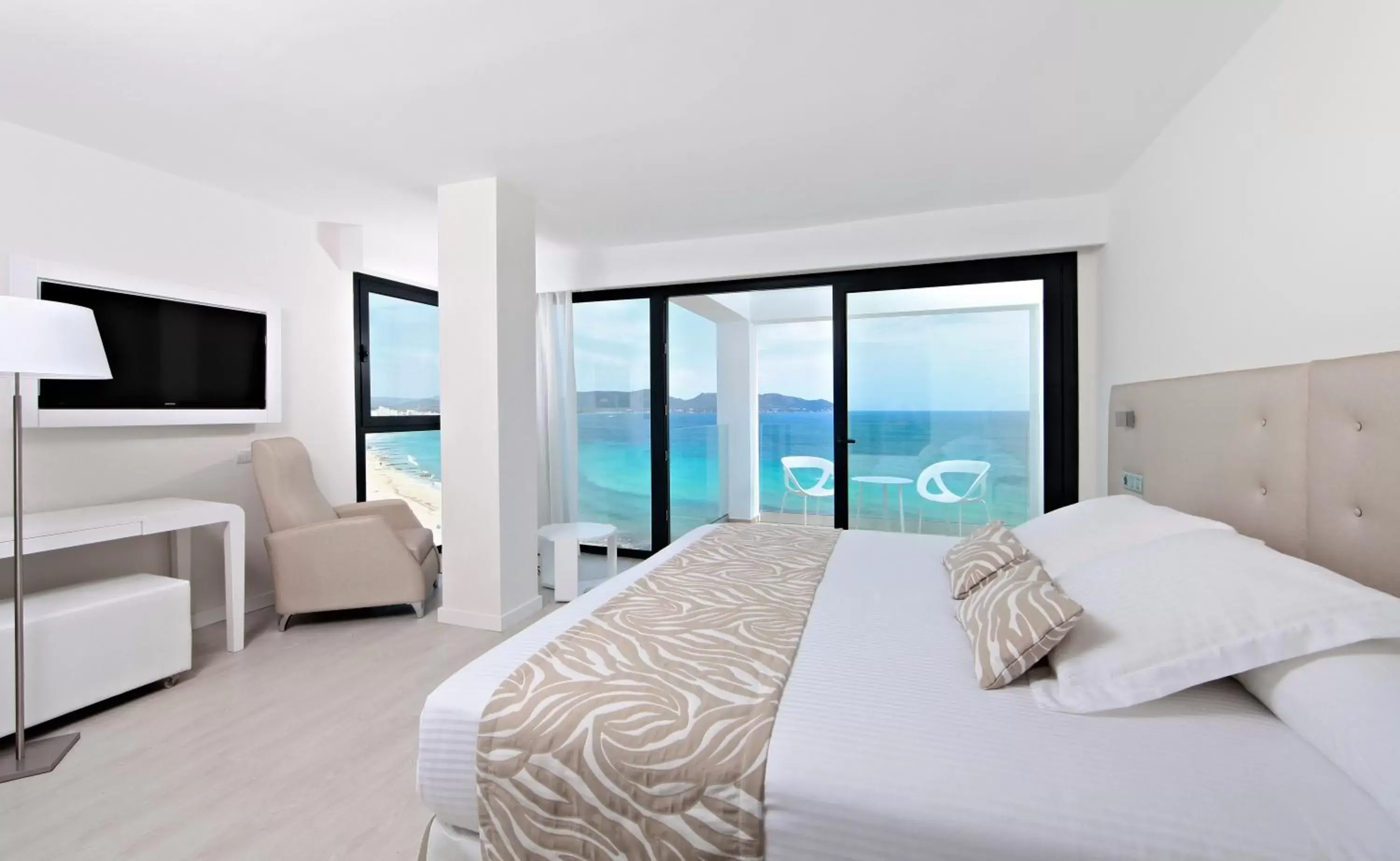 Bedroom, Bed in Iberostar Waves Cala Millor - Adults Only Bedroom, Bed in Iberostar Waves Cala Millor - Adults Only