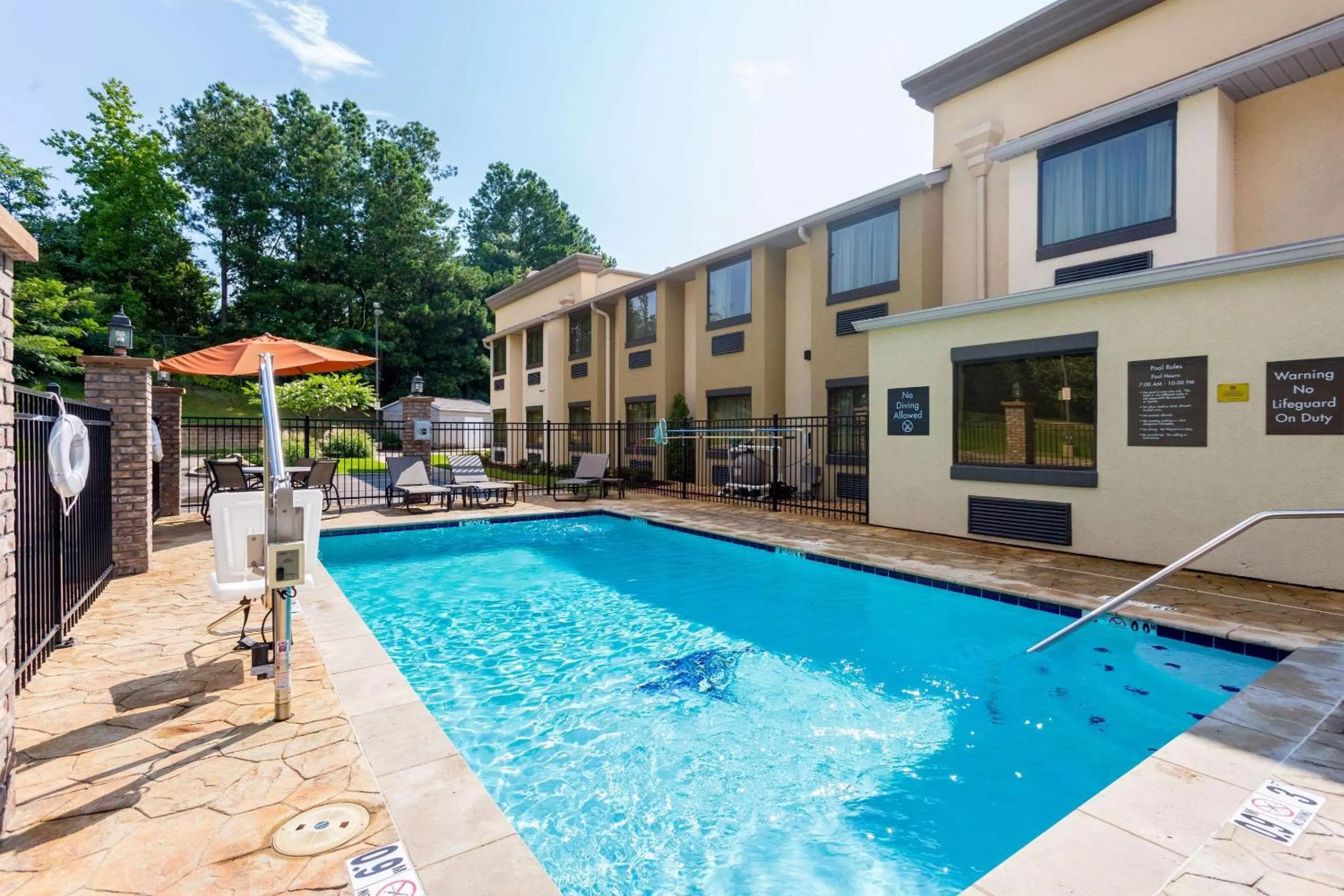 Swimming pool in Comfort Inn Tupelo Central