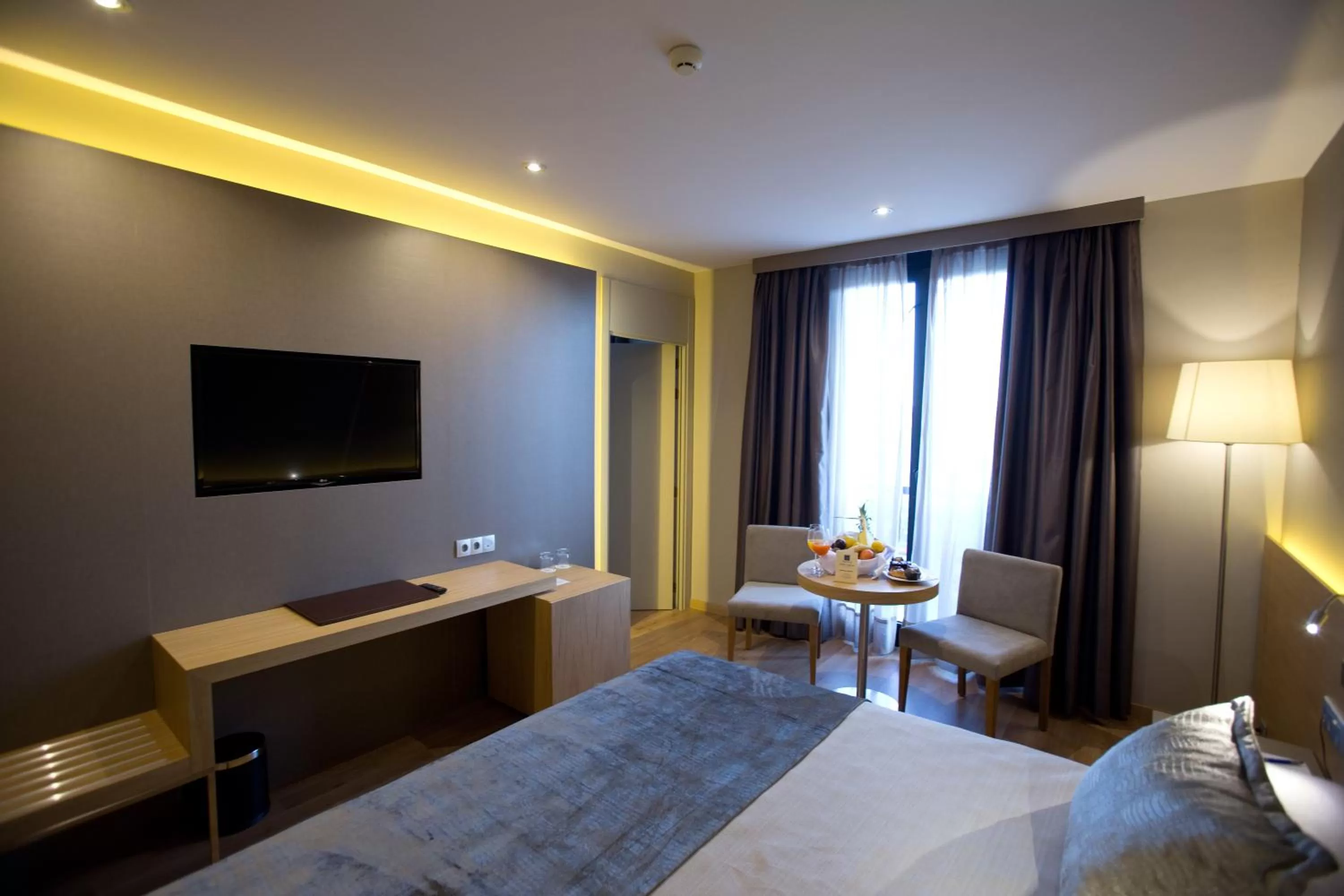 Photo of the whole room, Bed in M.A. Hotel Sevilla Congresos