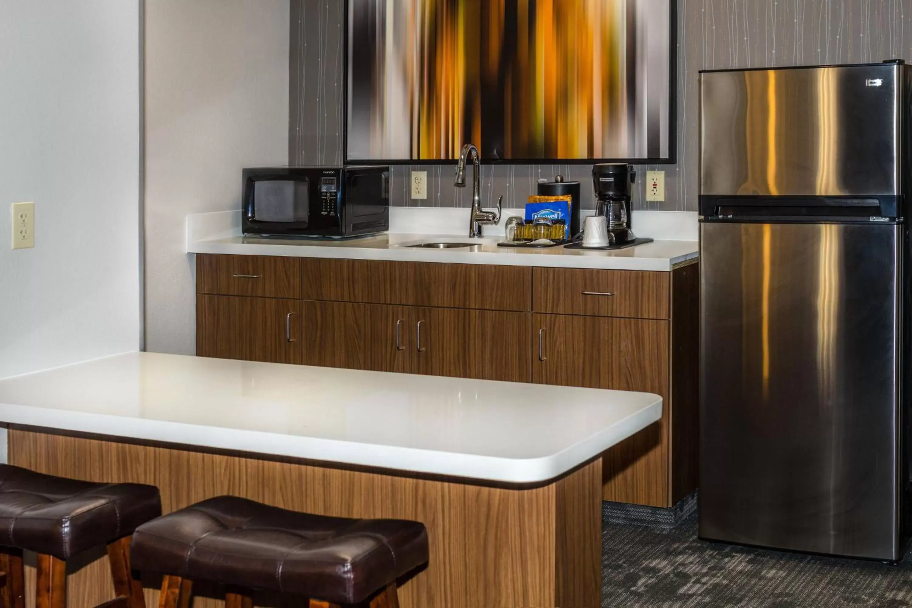 Photo of the whole room, Kitchen/Kitchenette in Courtyard by Marriott Nashville at Opryland
