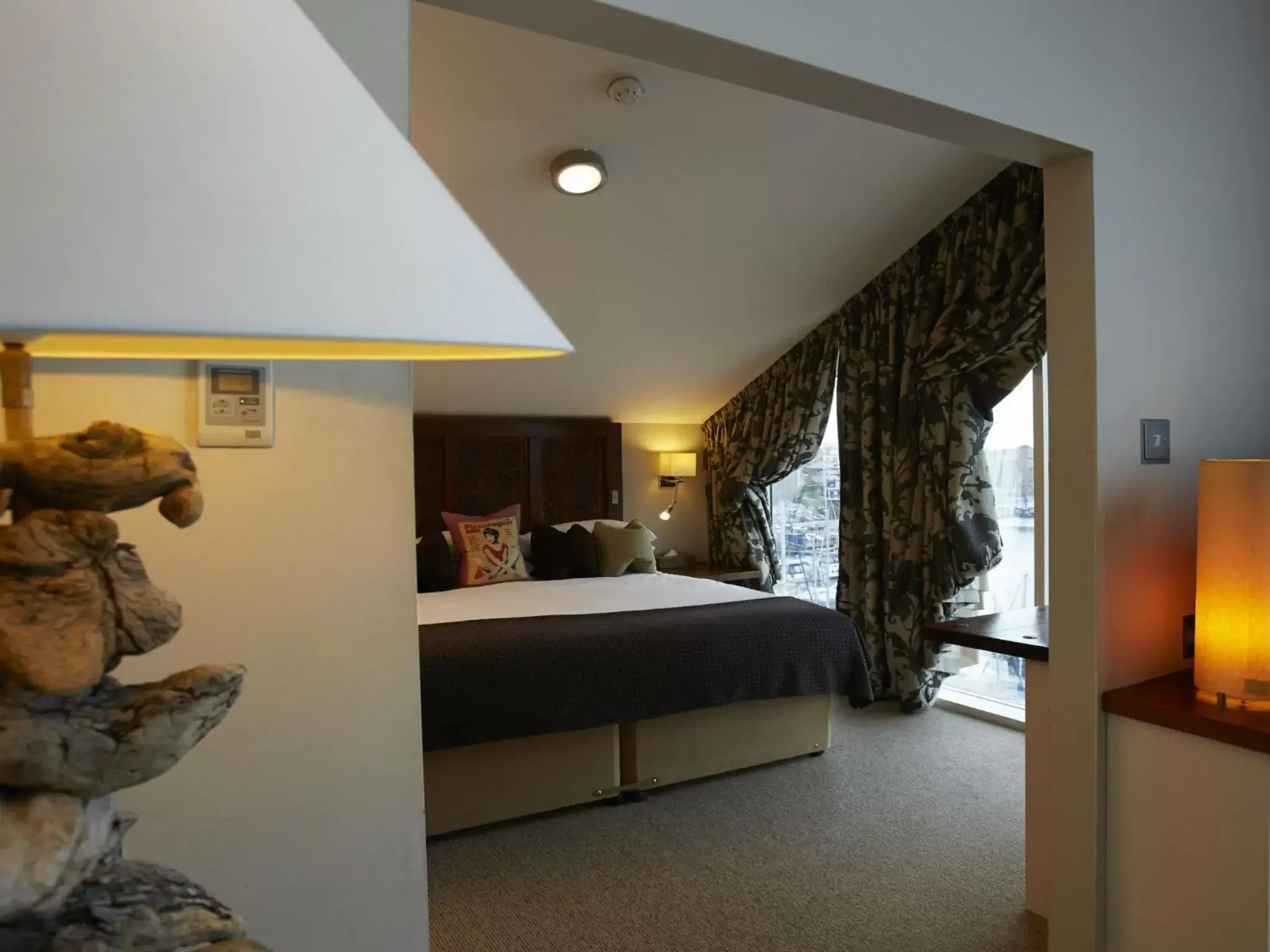 Bed in Salthouse Harbour Hotel