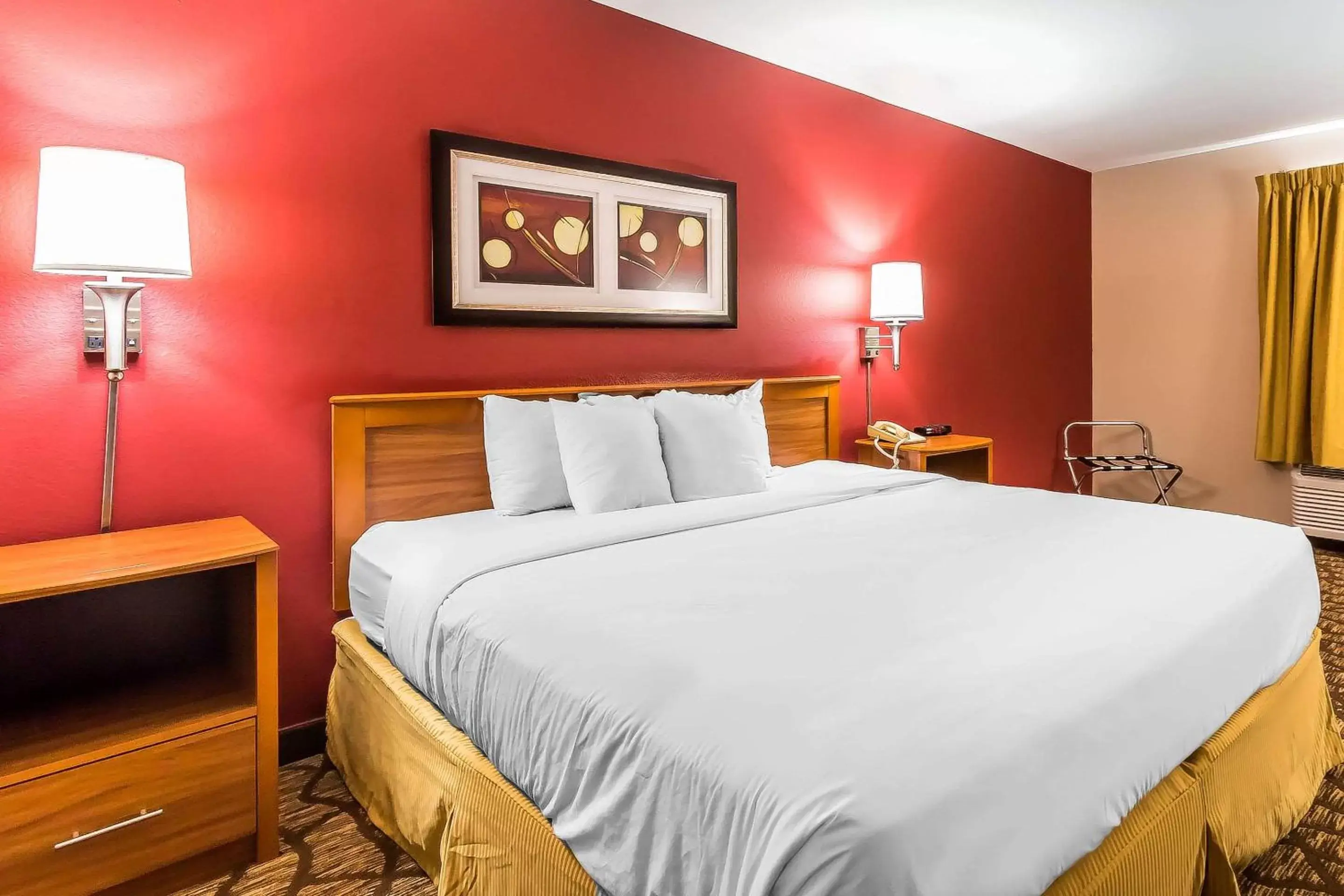 Photo of the whole room, Bed in Quality Inn & Suites Chesterfield Village