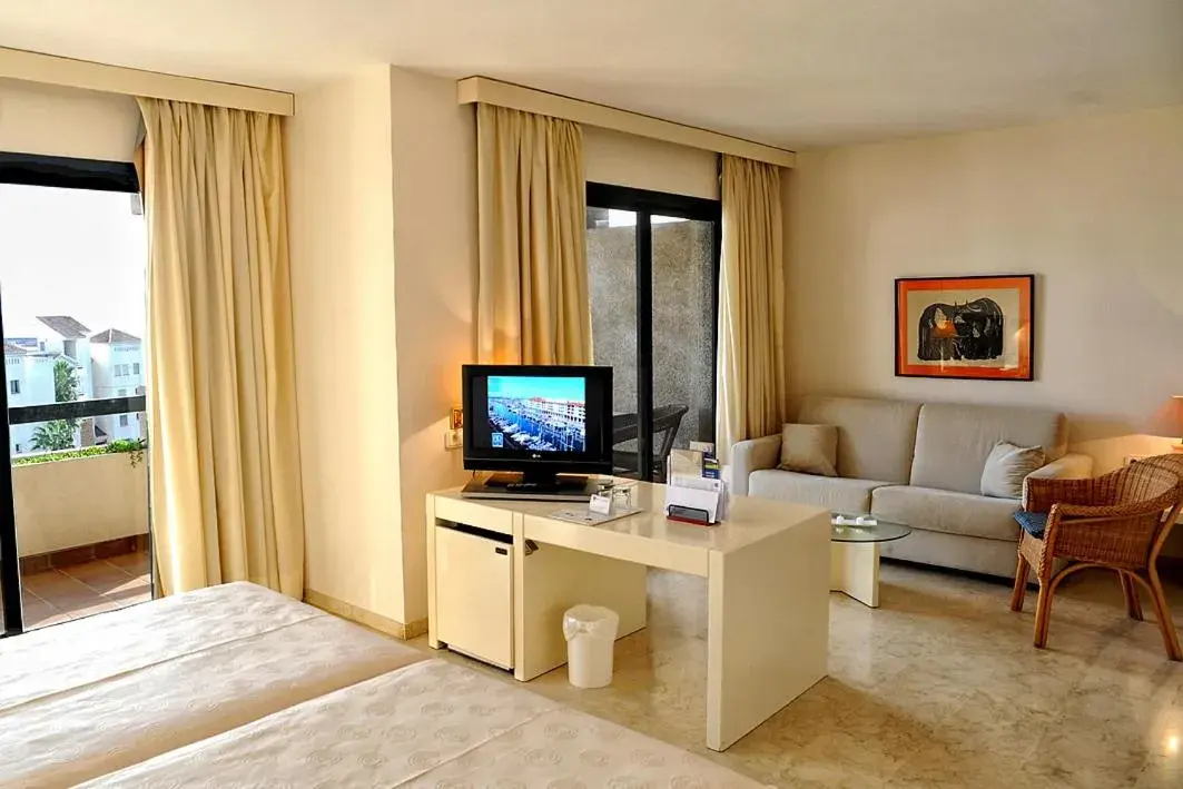 Bed, TV/Entertainment Center in AR Almerimar