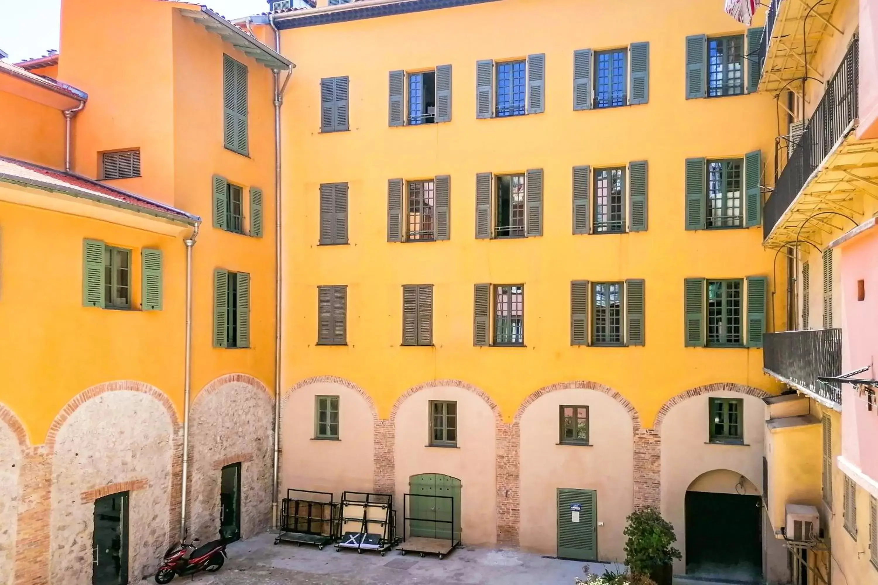 Inner courtyard view, Property Building in Aparthotel AMMI Vieux Nice