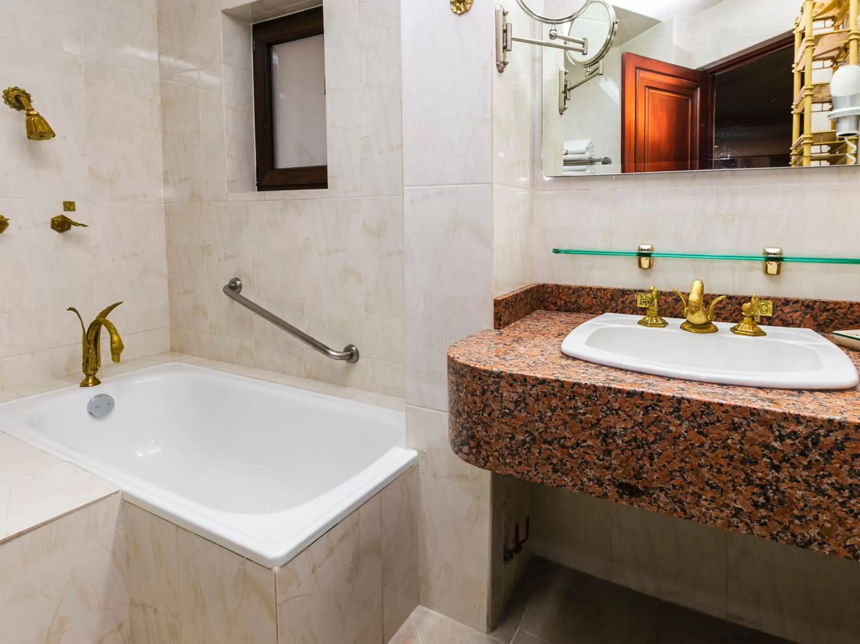 Toilet, Bathroom in Quinta del Rey Hotel