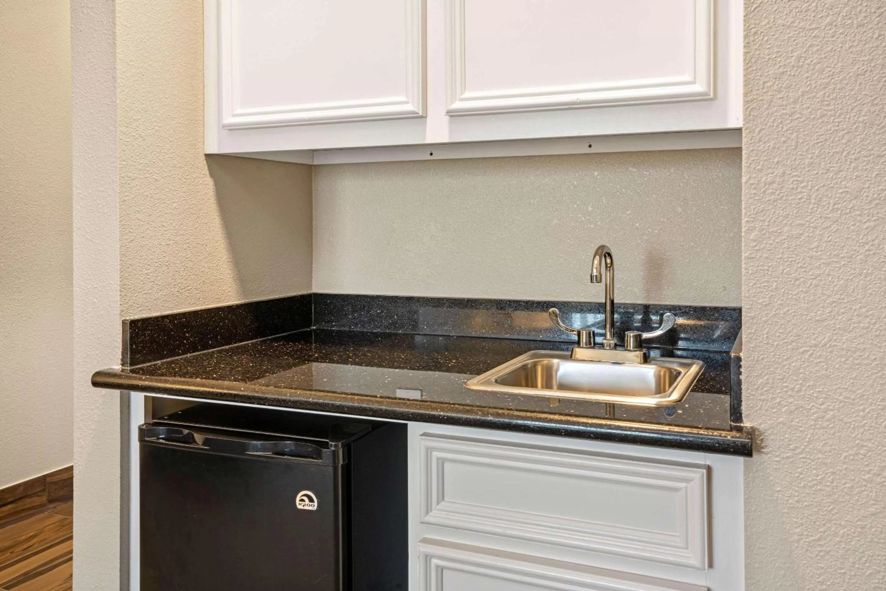 Photo of the whole room in La Quinta by Wyndham Houston - Magnolia