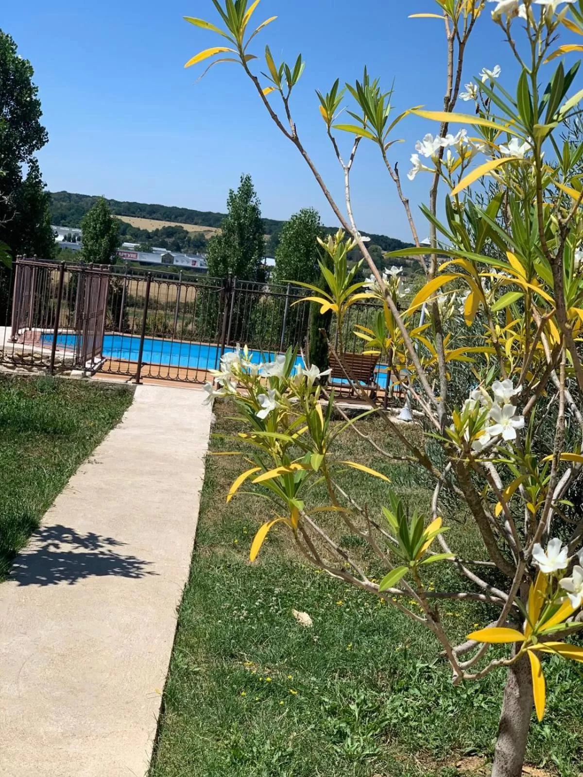 Garden in Appart'Hôtel Auxerre