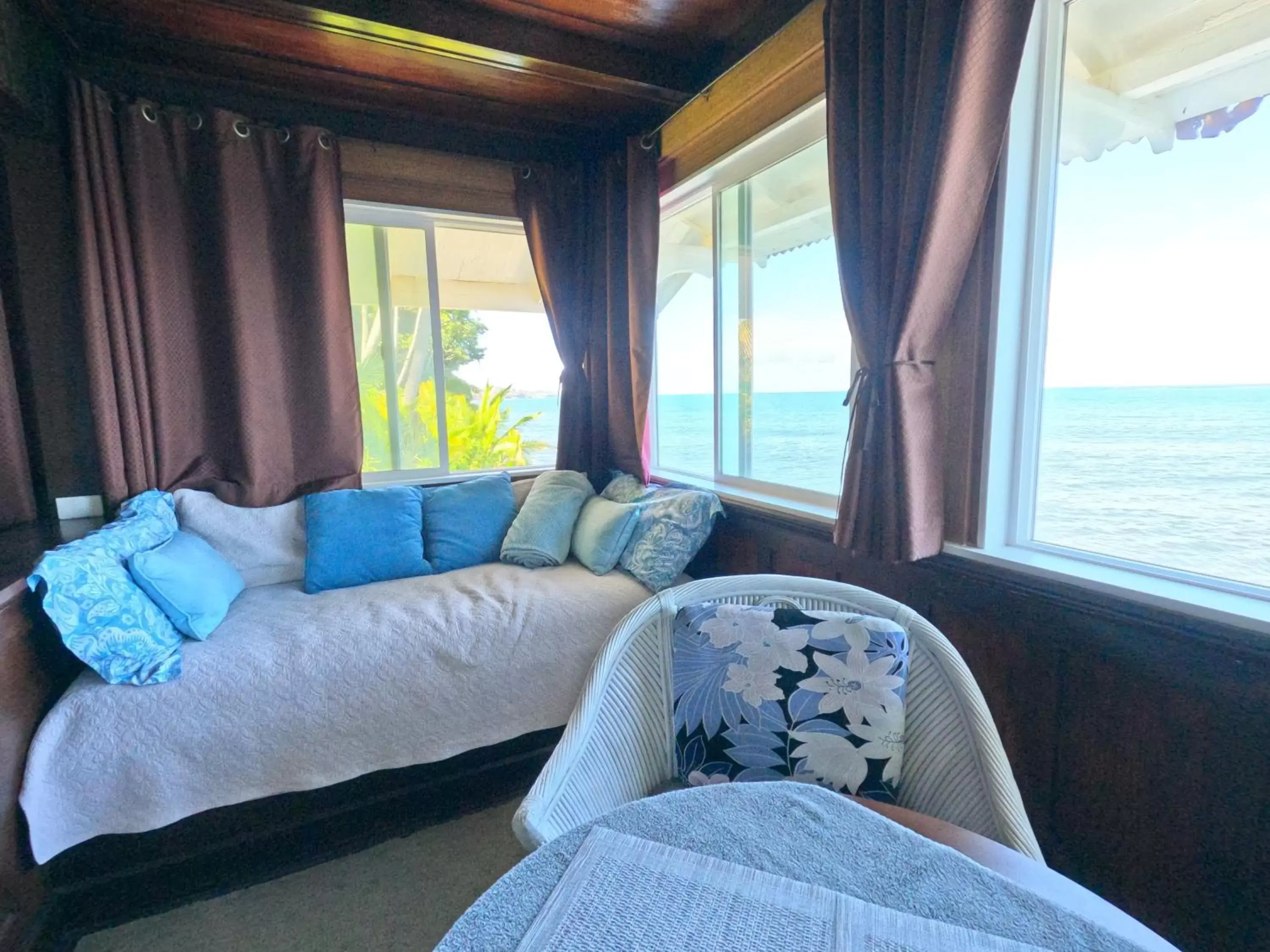 Bed, Seating Area in Hilo Bay Oceanfront Bed and Breakfast