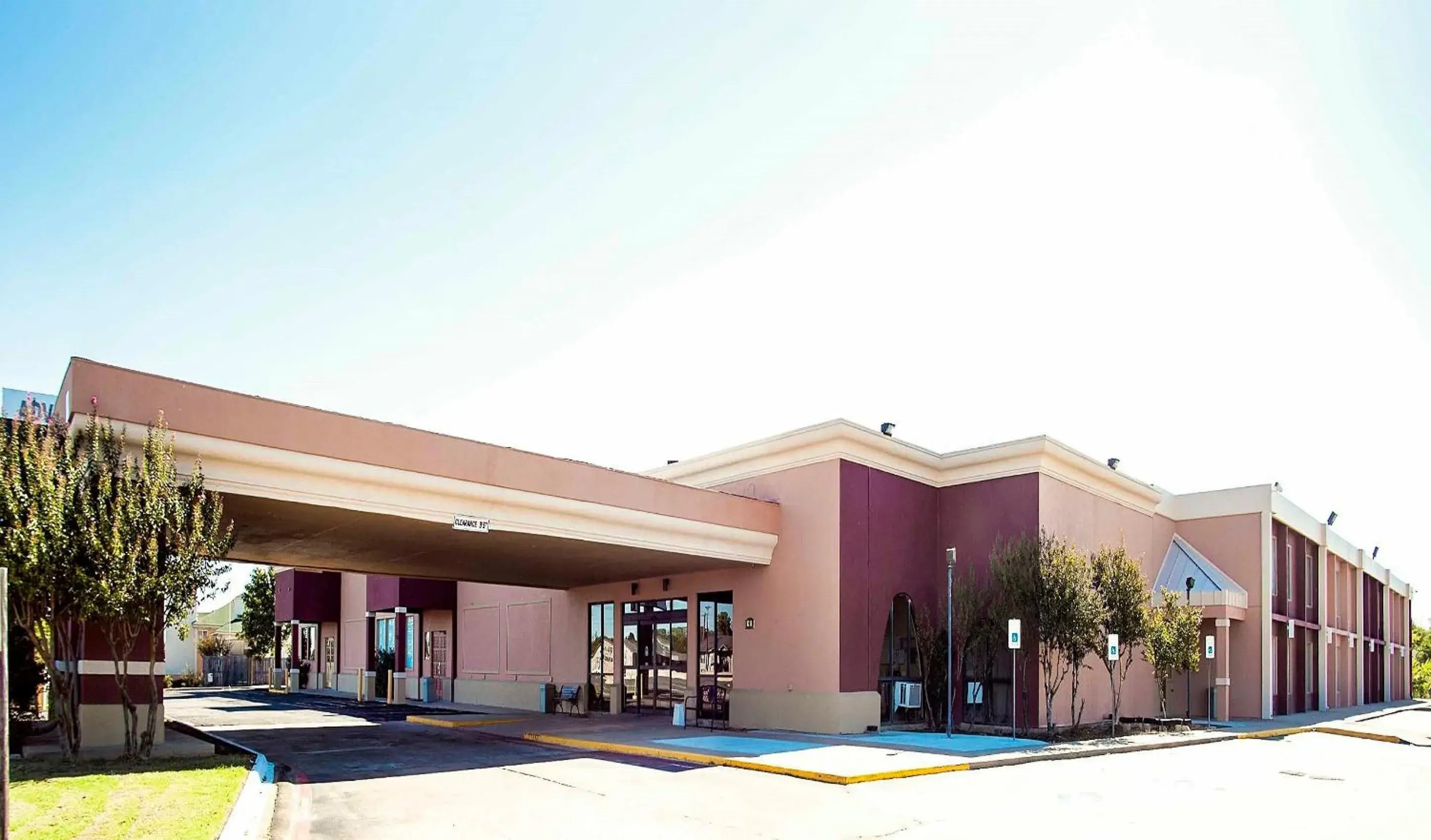 Facade/entrance in Express Inn & Suites Facade/entrance in Express Inn & Suites