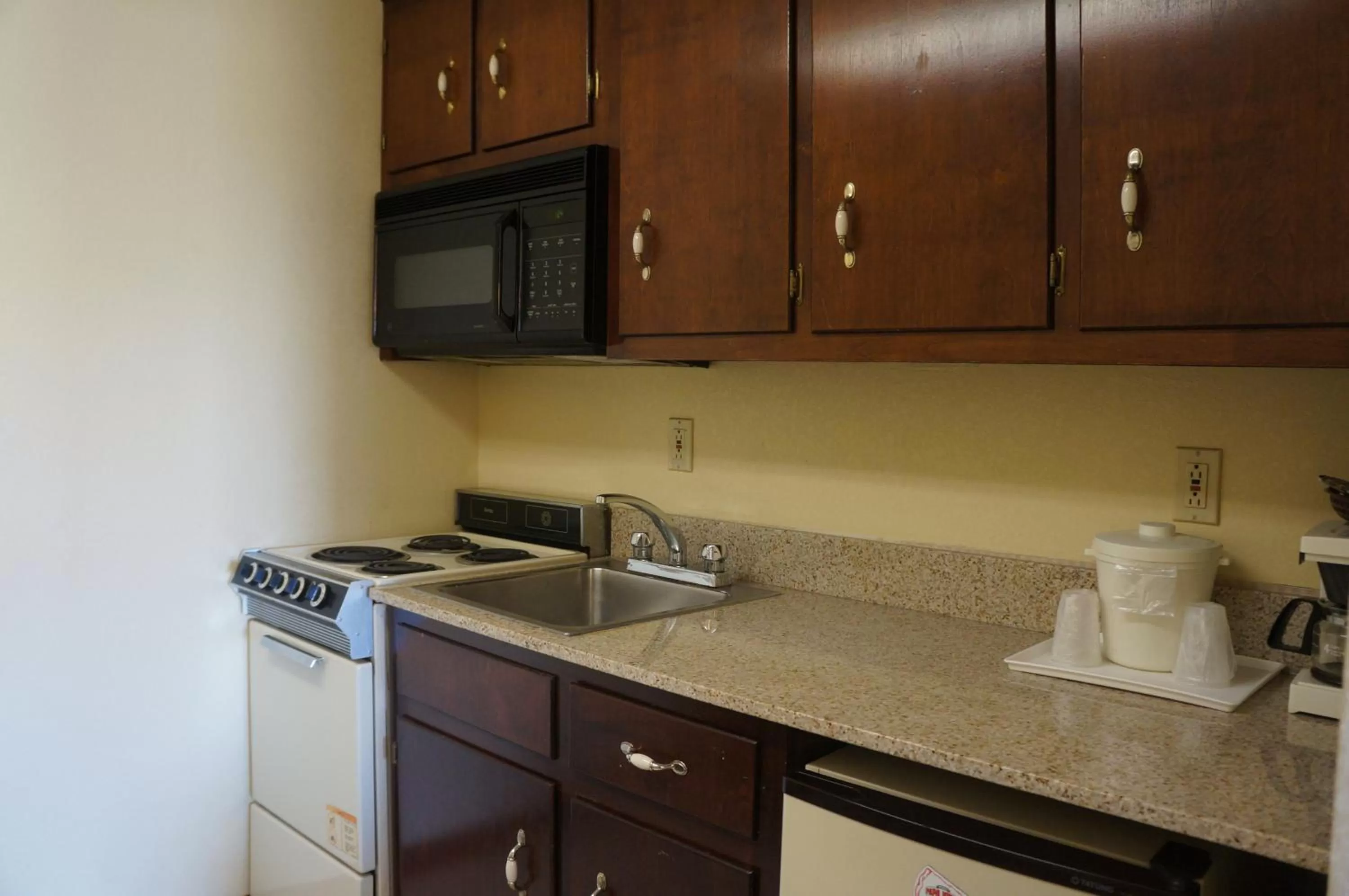 Kitchen or kitchenette in Clarksville Inn