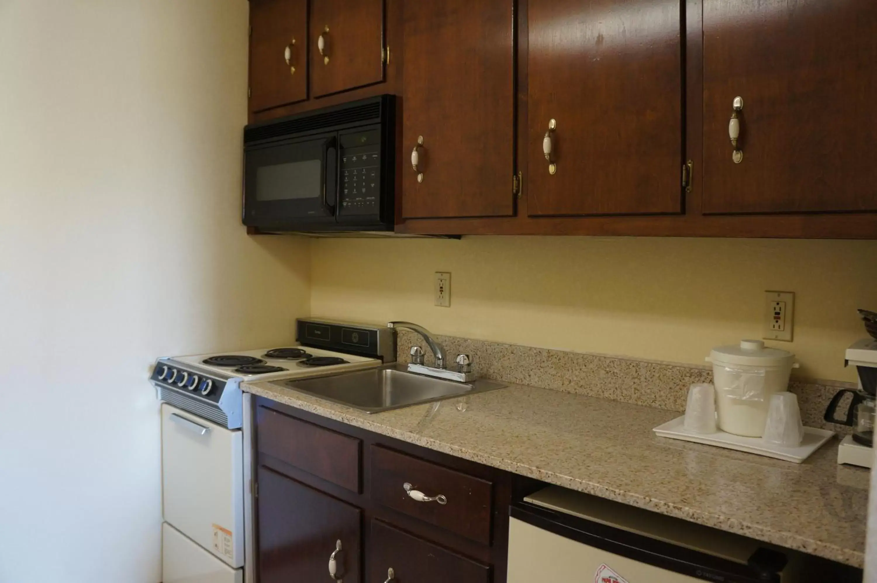 Kitchen or kitchenette, Kitchen/Kitchenette in Clarksville Inn