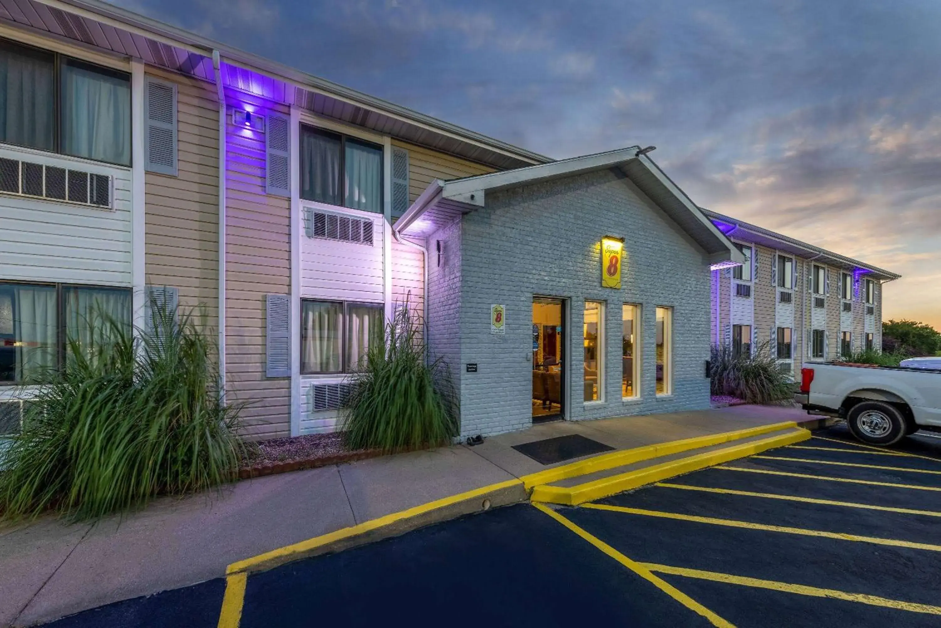 Property building in Super 8 by Wyndham El Dorado Property building in Super 8 by Wyndham El Dorado