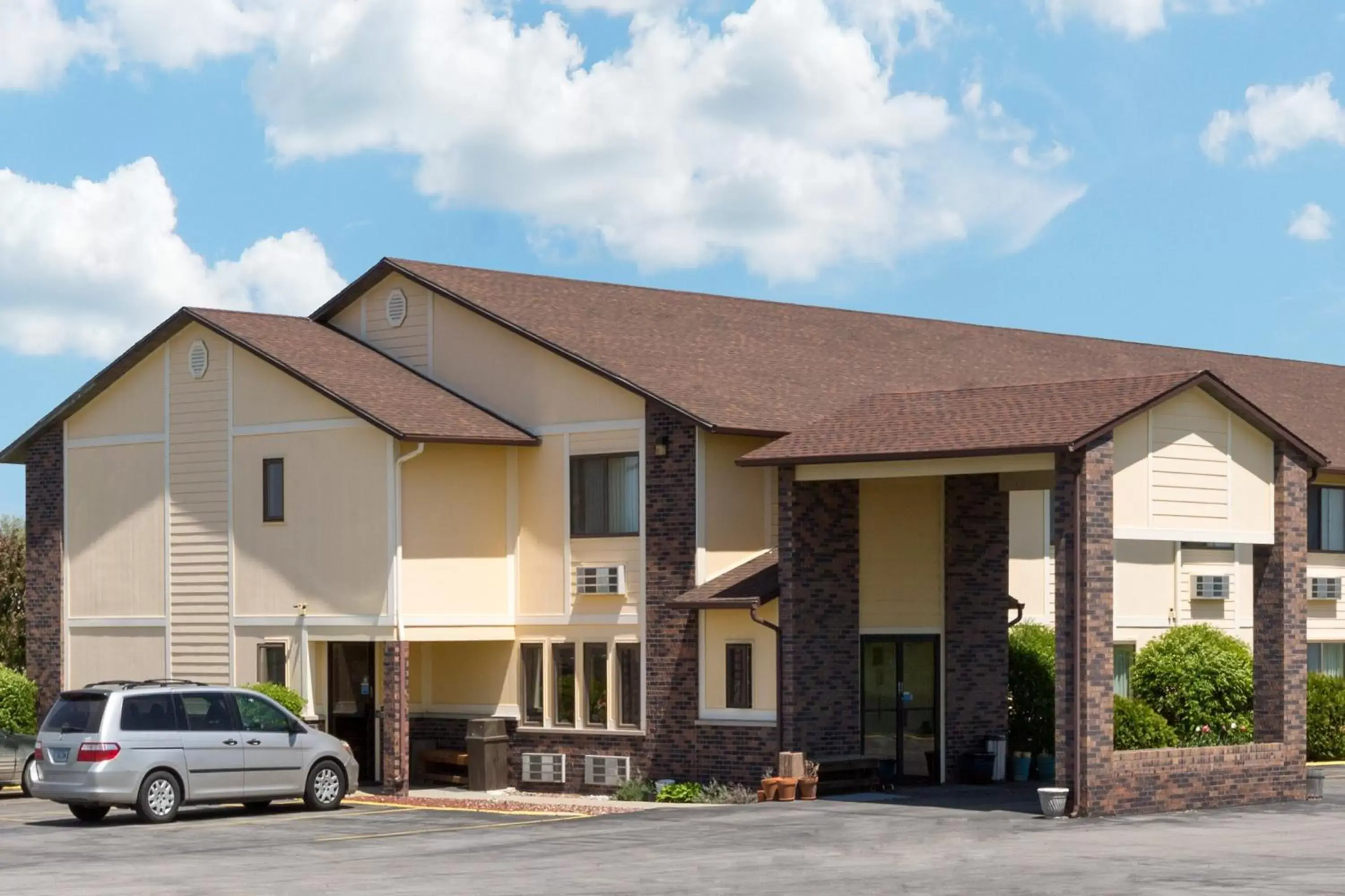 Property Building in Super 8 by Wyndham Perry IA