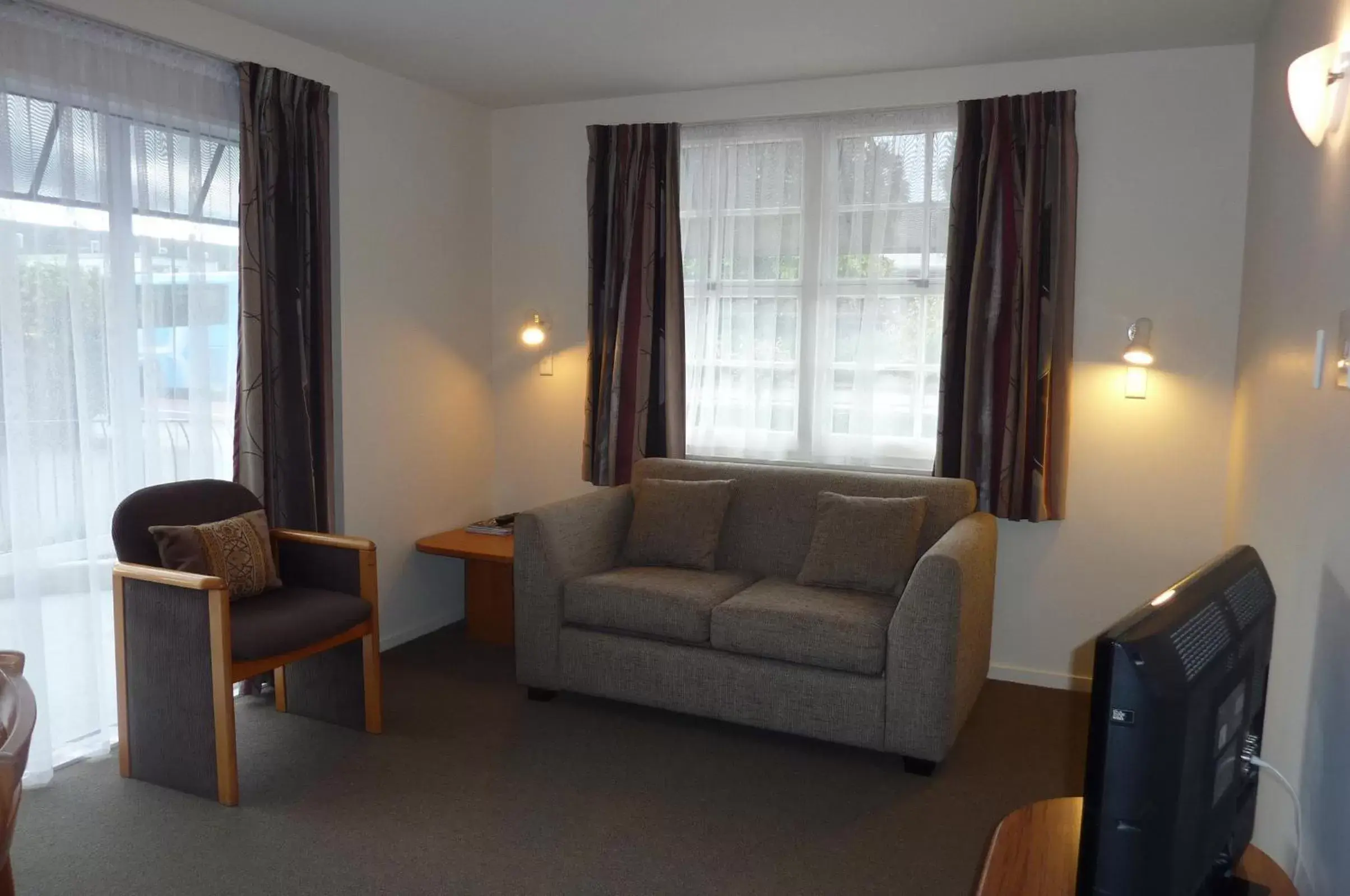 Living room, Seating Area in Colonial Inn Motel