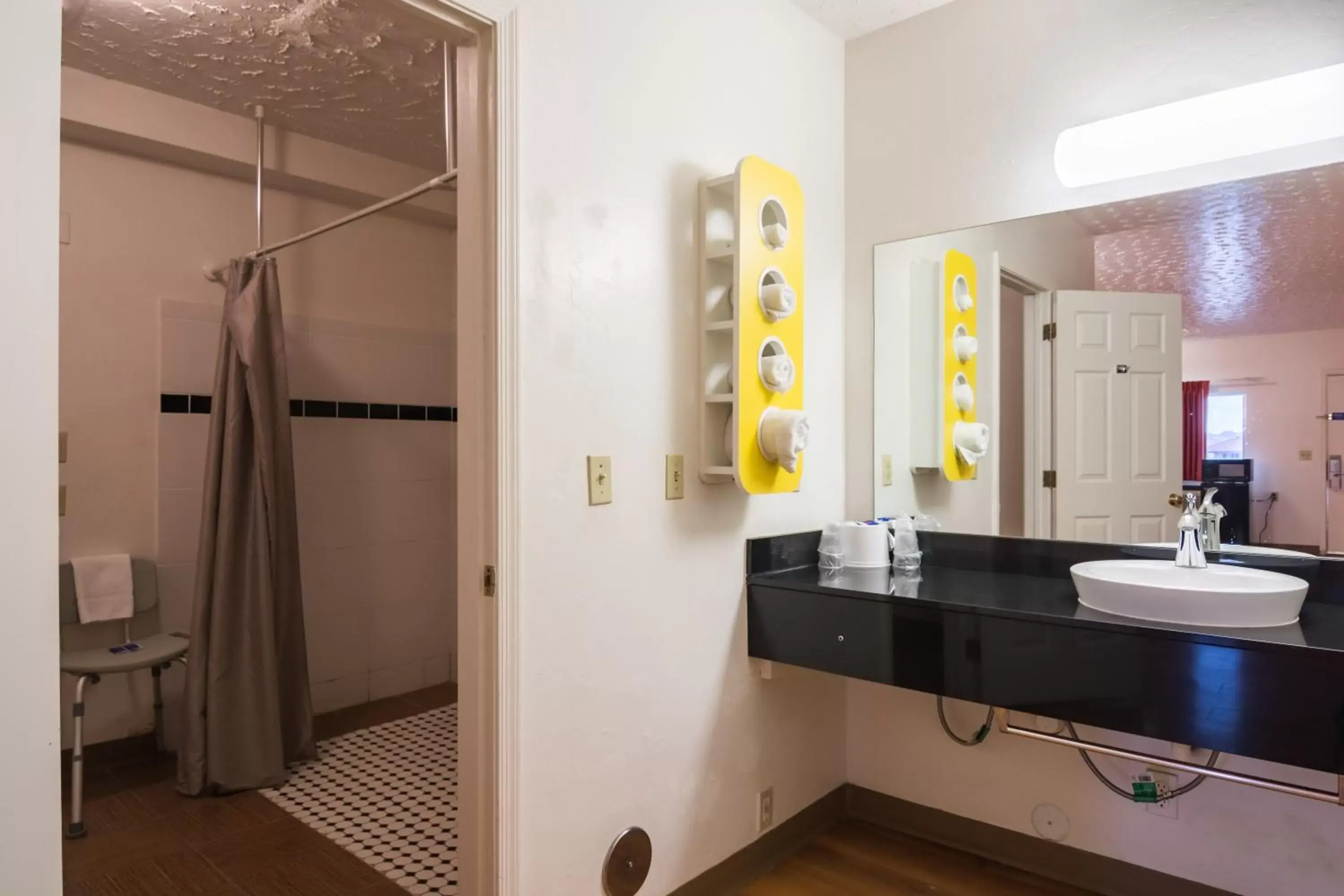 Bedroom, Bathroom in Motel 6-Globe, AZ
