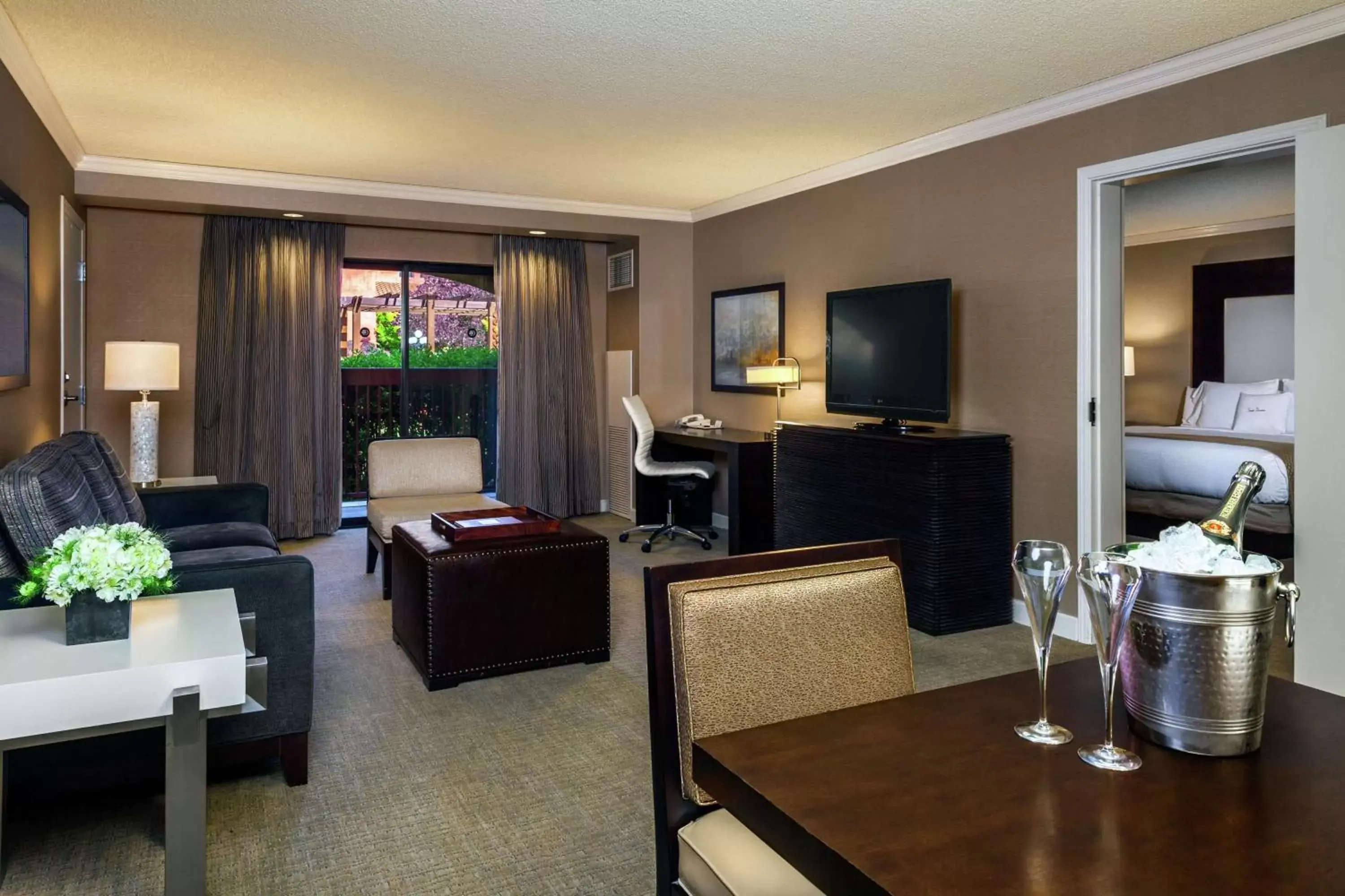 Bedroom, Seating Area in DoubleTree by Hilton Sonoma Wine Country