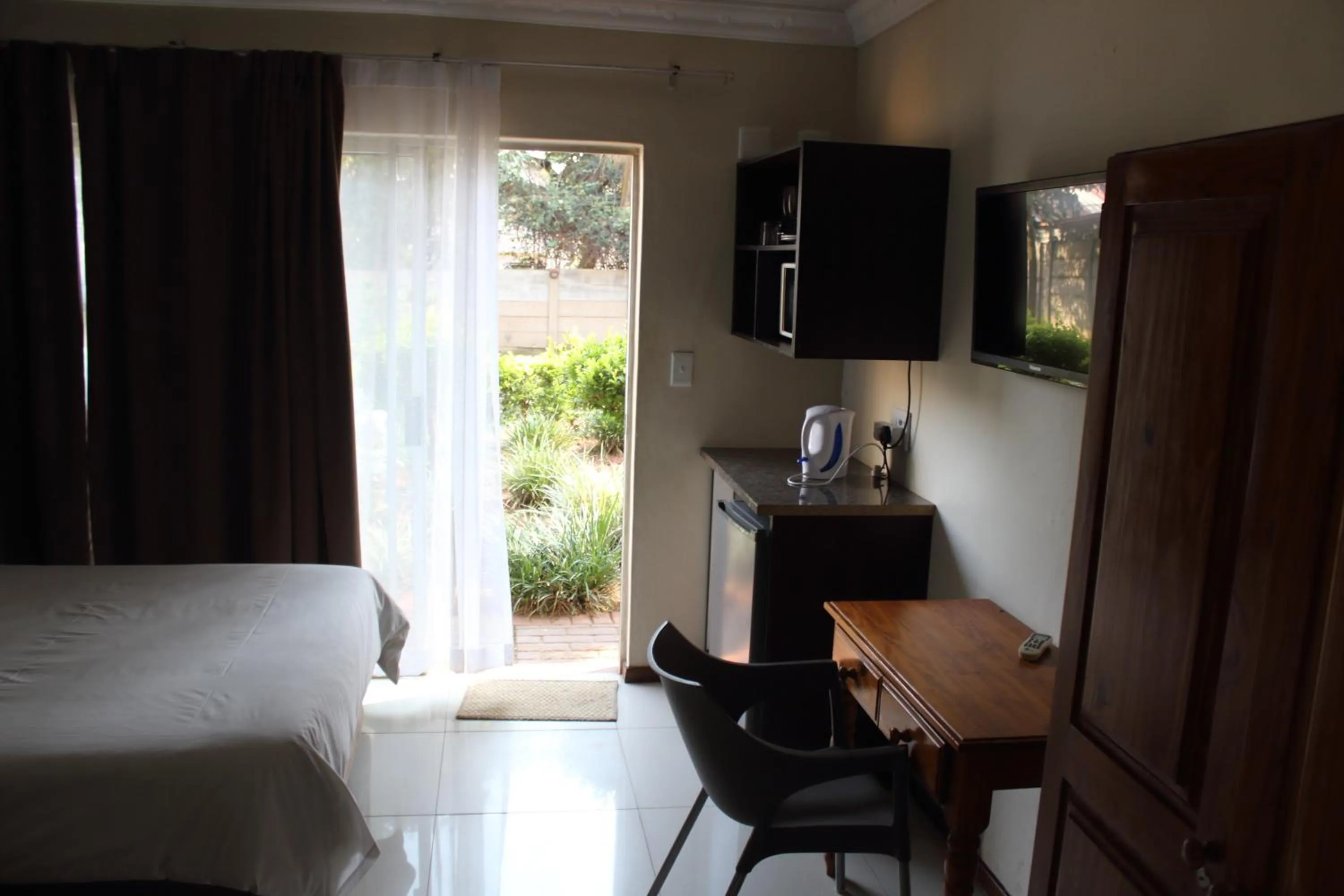 TV and multimedia, Bed in Purple Olive Guest House