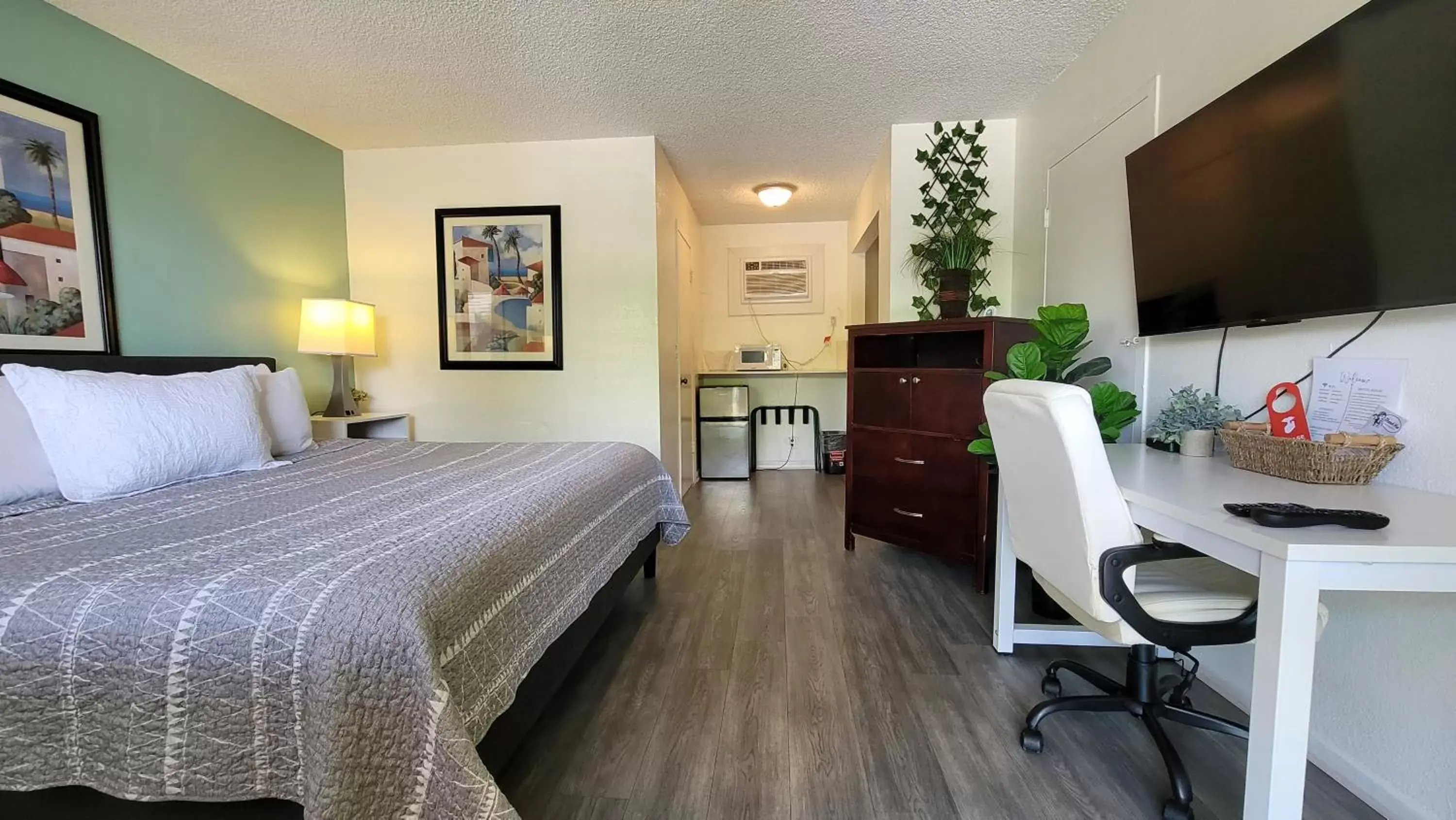 Photo of the whole room, TV/Entertainment Center in Sunny Palms Inn