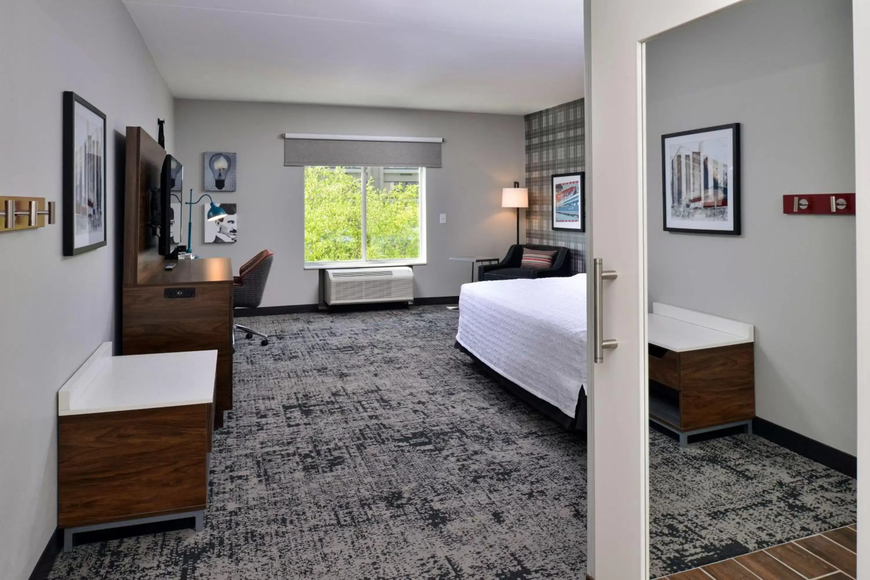 Living room, Bed in Hampton Inn & Suites Greensboro Downtown, Nc
