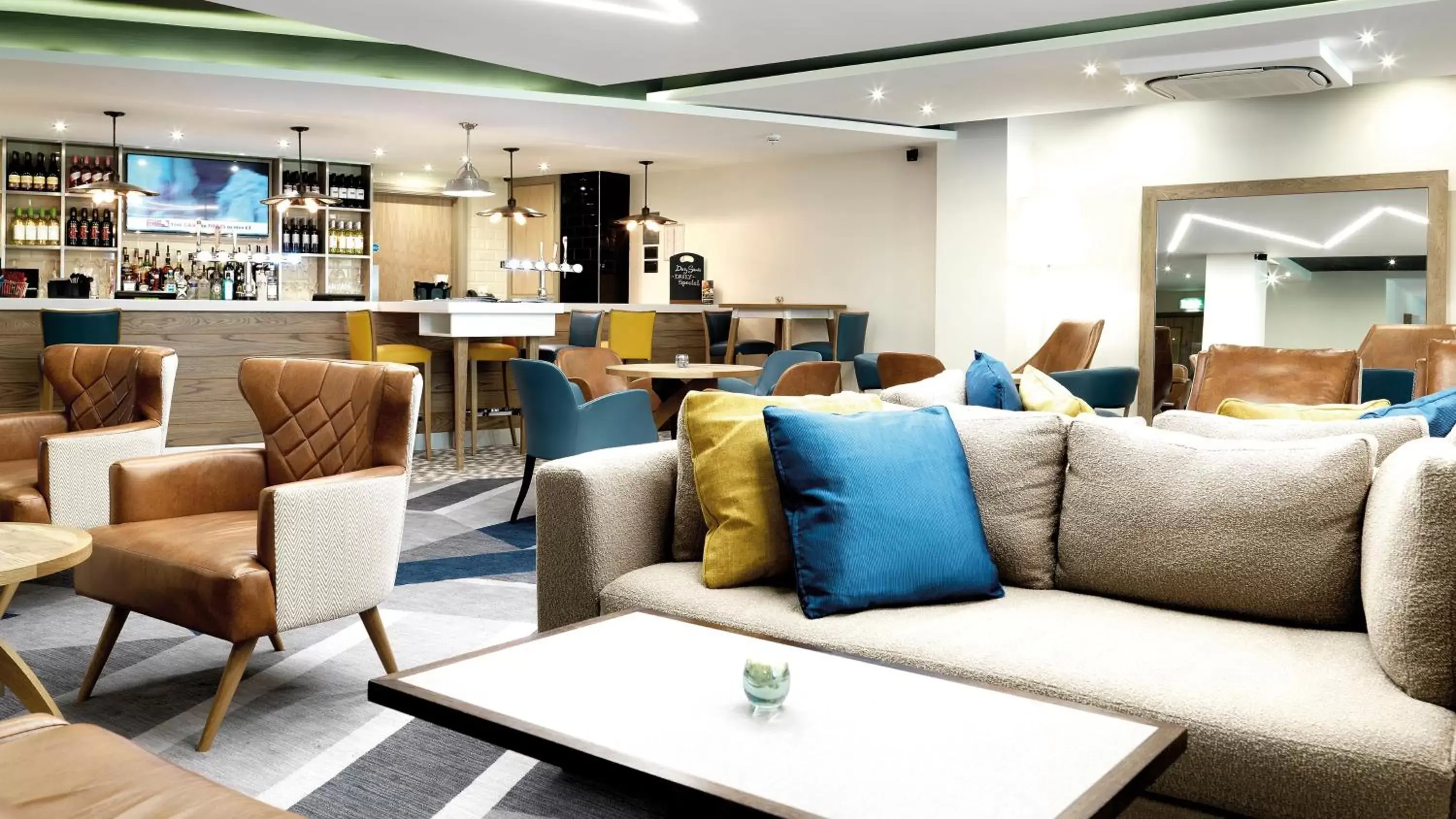 Lobby or reception, Lounge/Bar in Crowne Plaza Plymouth, an IHG Hotel