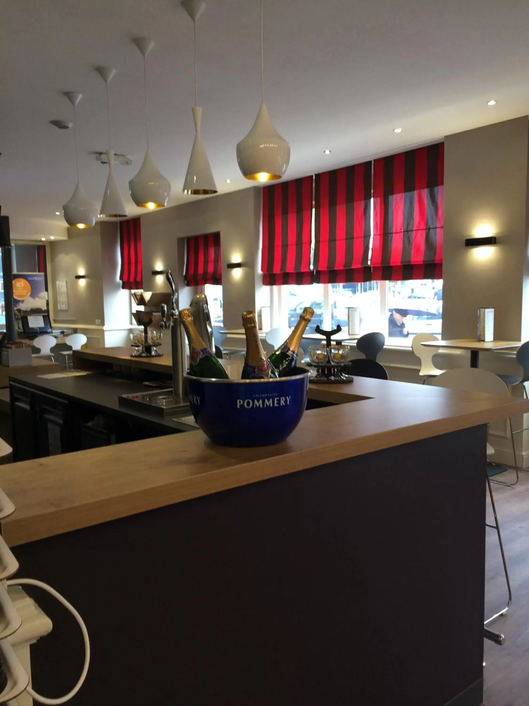 Lounge or bar, Kitchen/Kitchenette in ibis Toulouse Gare Matabiau