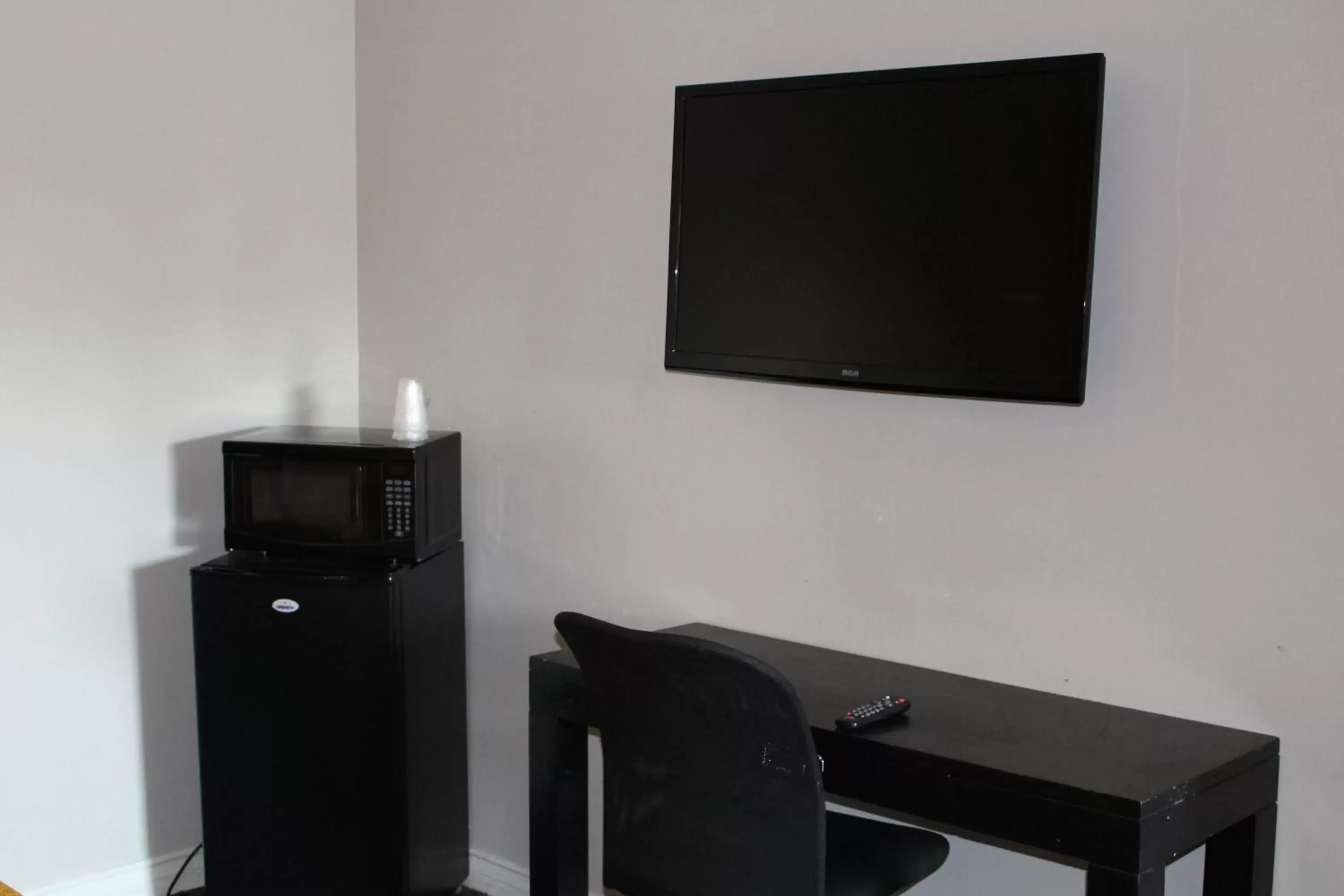 Communal lounge/ TV room, TV/Entertainment Center in LYFE INN & SUITES by AGA - LAX Airport