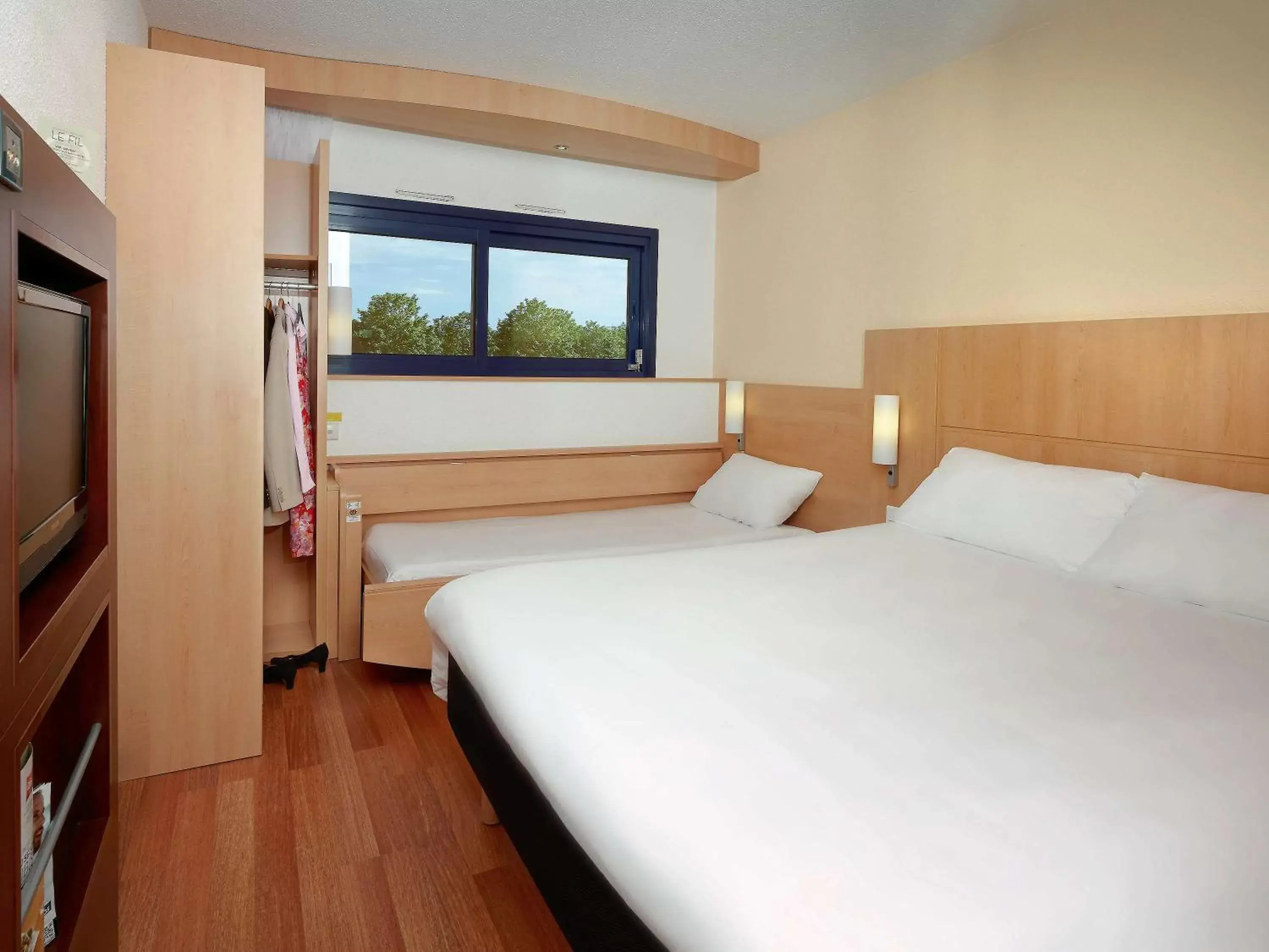 Photo of the whole room, Bed in ibis Site du Futuroscope