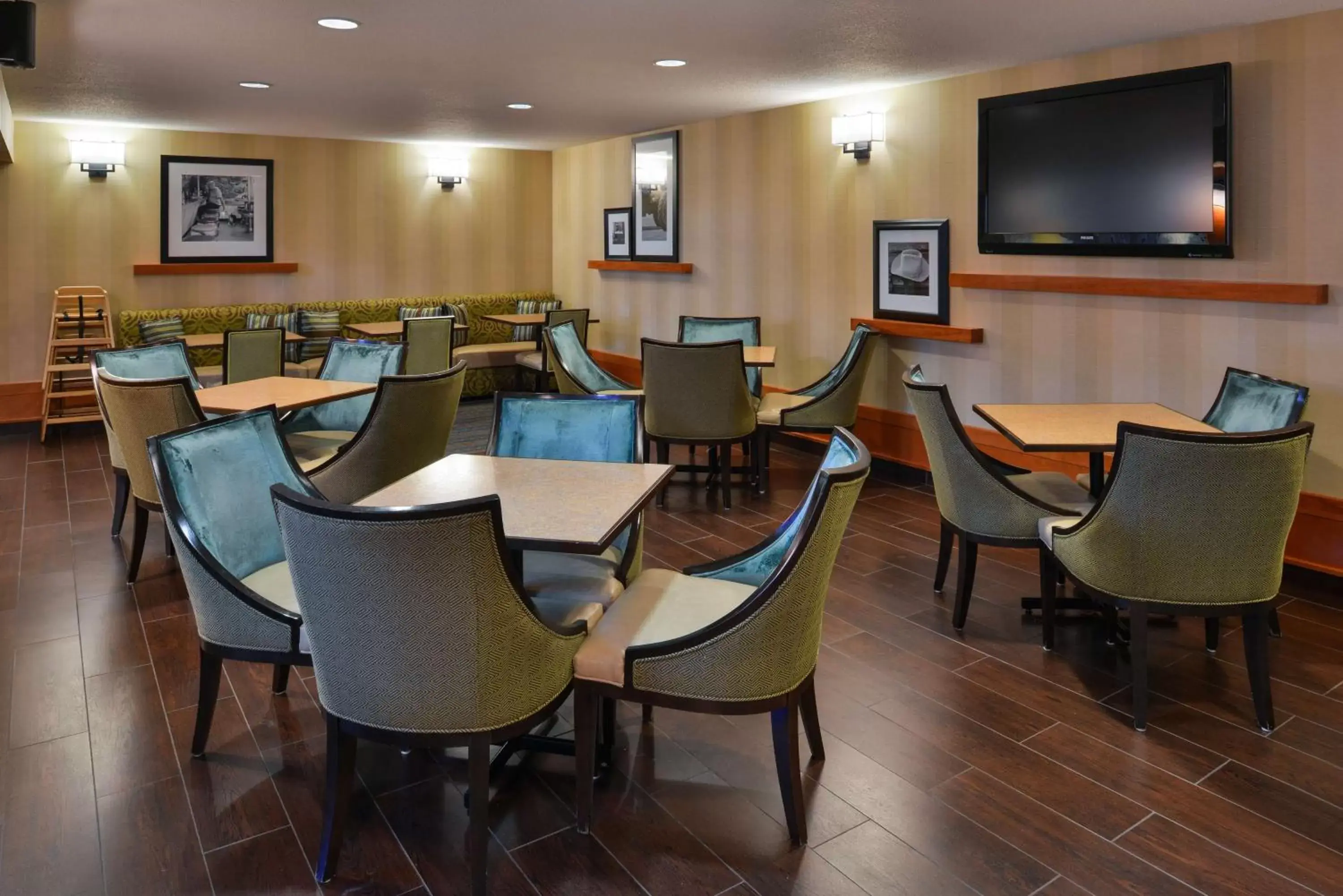 Lobby or reception, Restaurant/Places to Eat in Hampton Inn & Suites by Hilton Calgary University NW