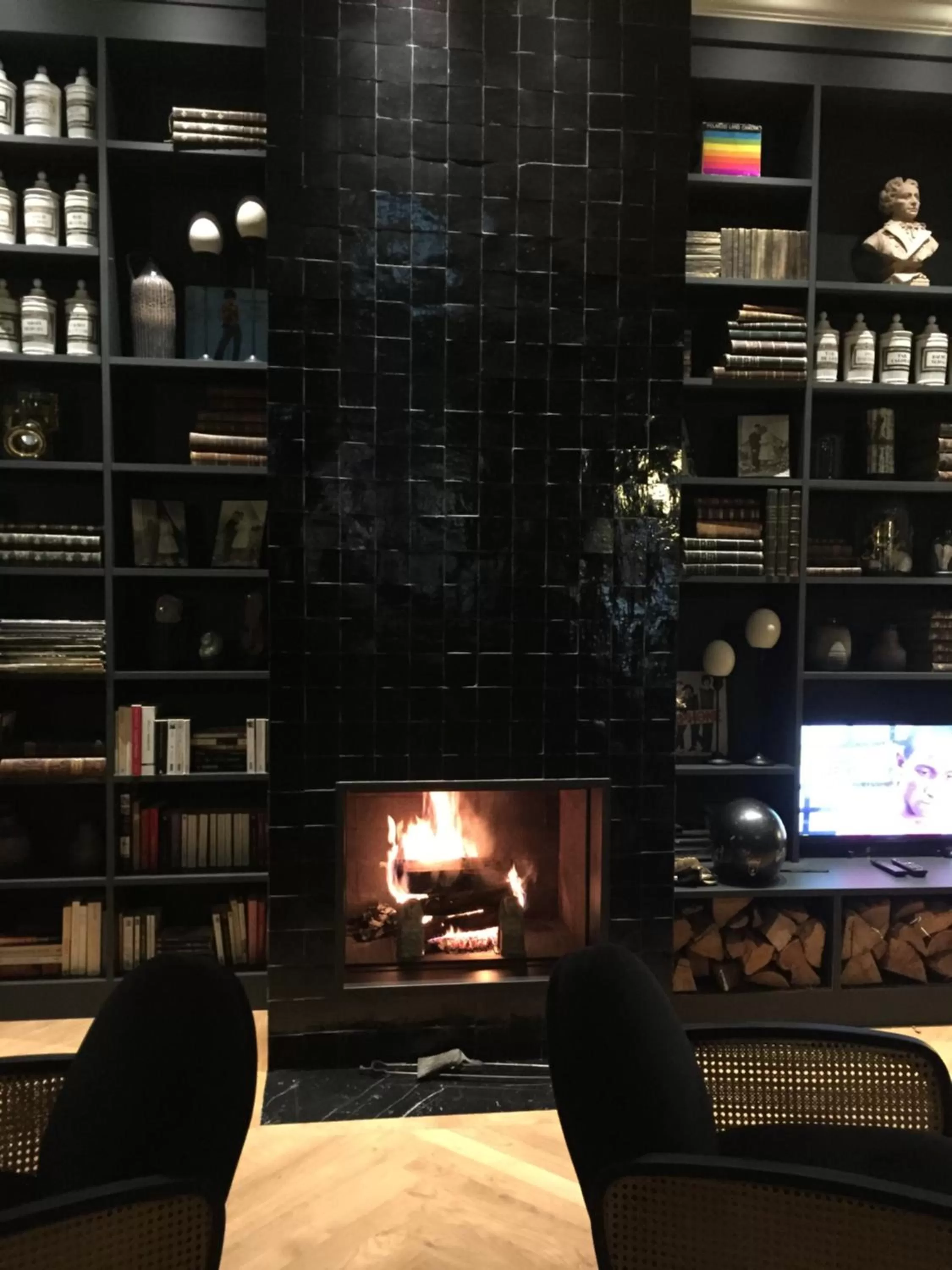 Library in Hotel Victoria