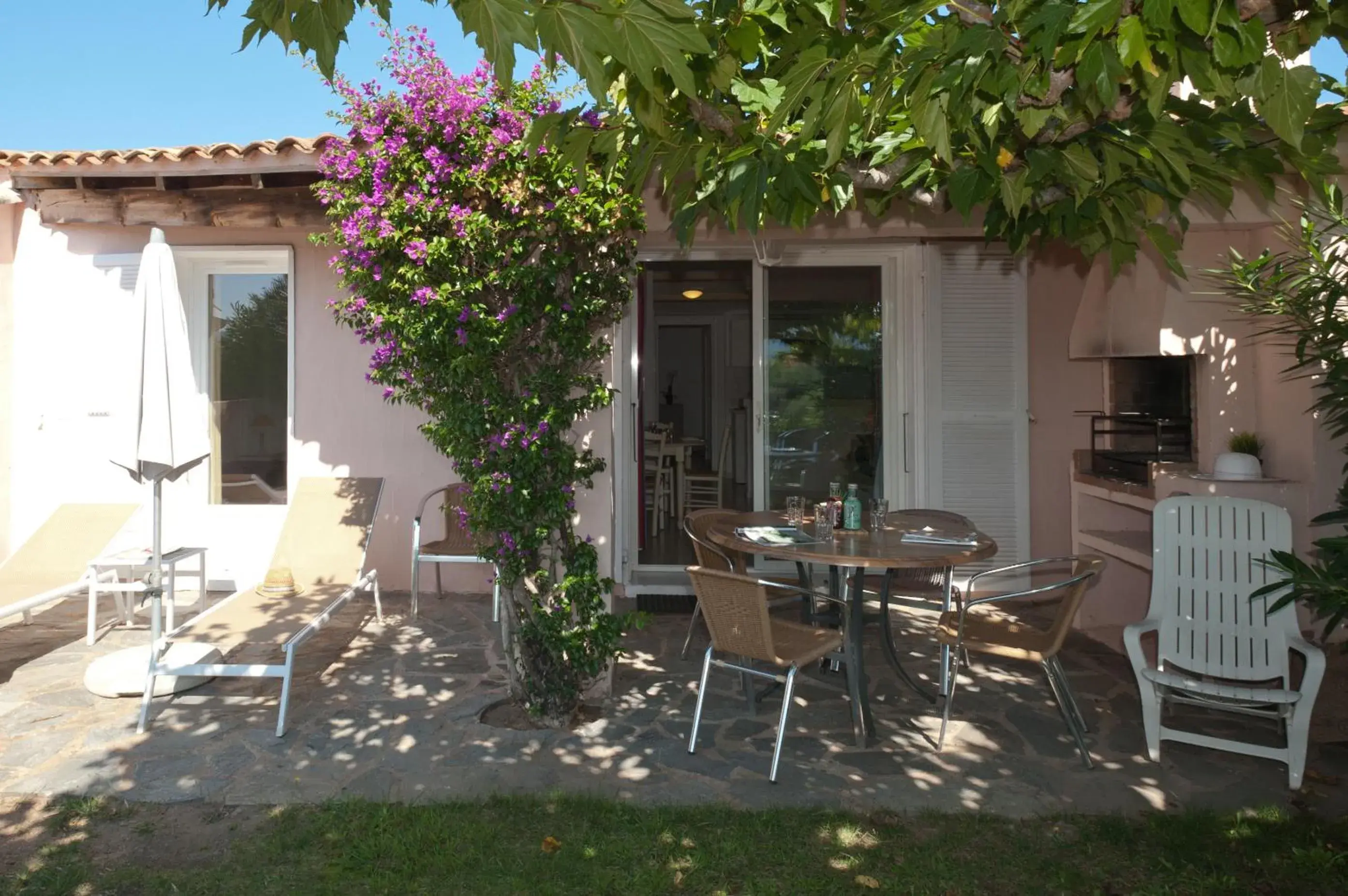 Facade/entrance in Résidence Marina Di Santa Giulia Facade/entrance in Résidence Marina Di Santa Giulia